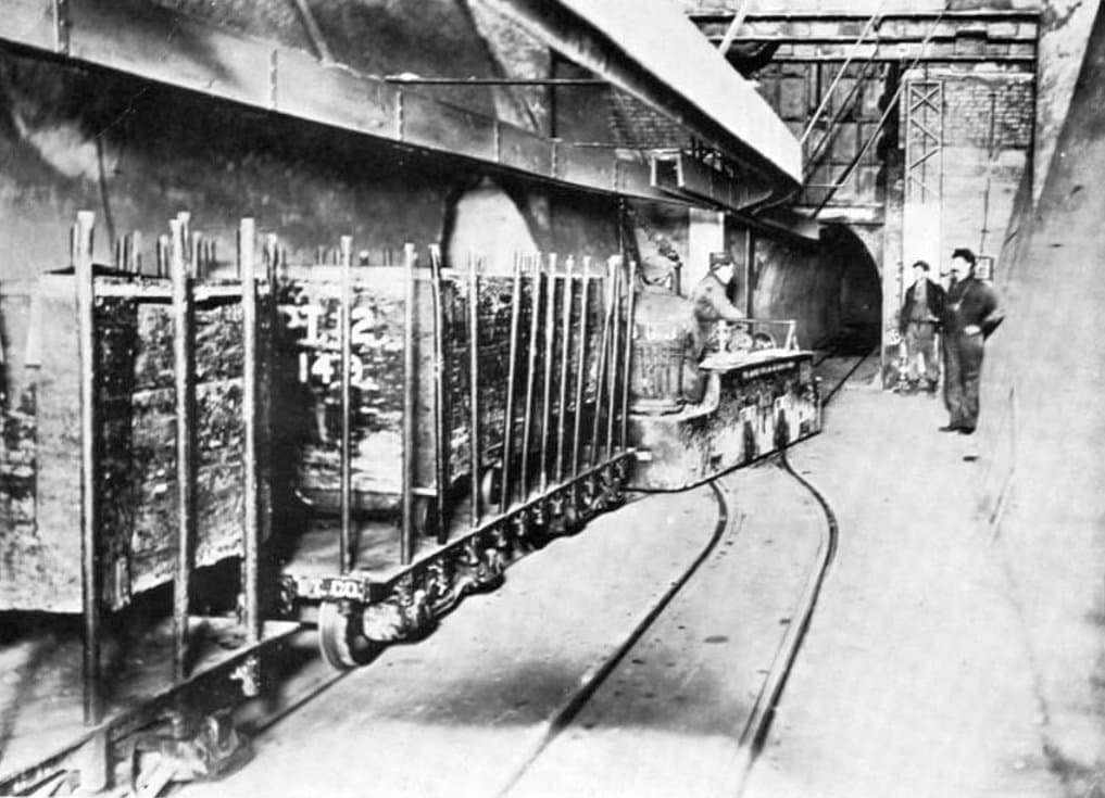 ChicagoTunnelFieldsTrain