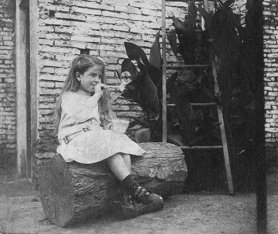 Girls soap bubbles 1910