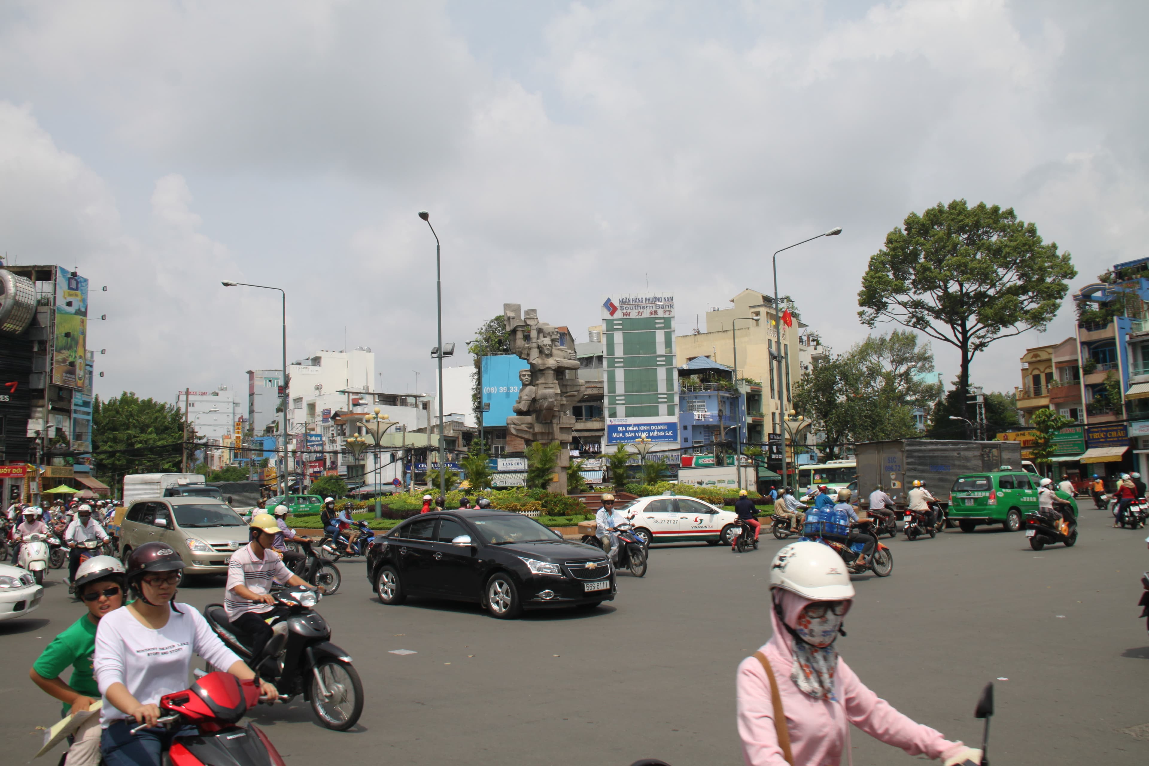 Saigon street scene (10017954356)