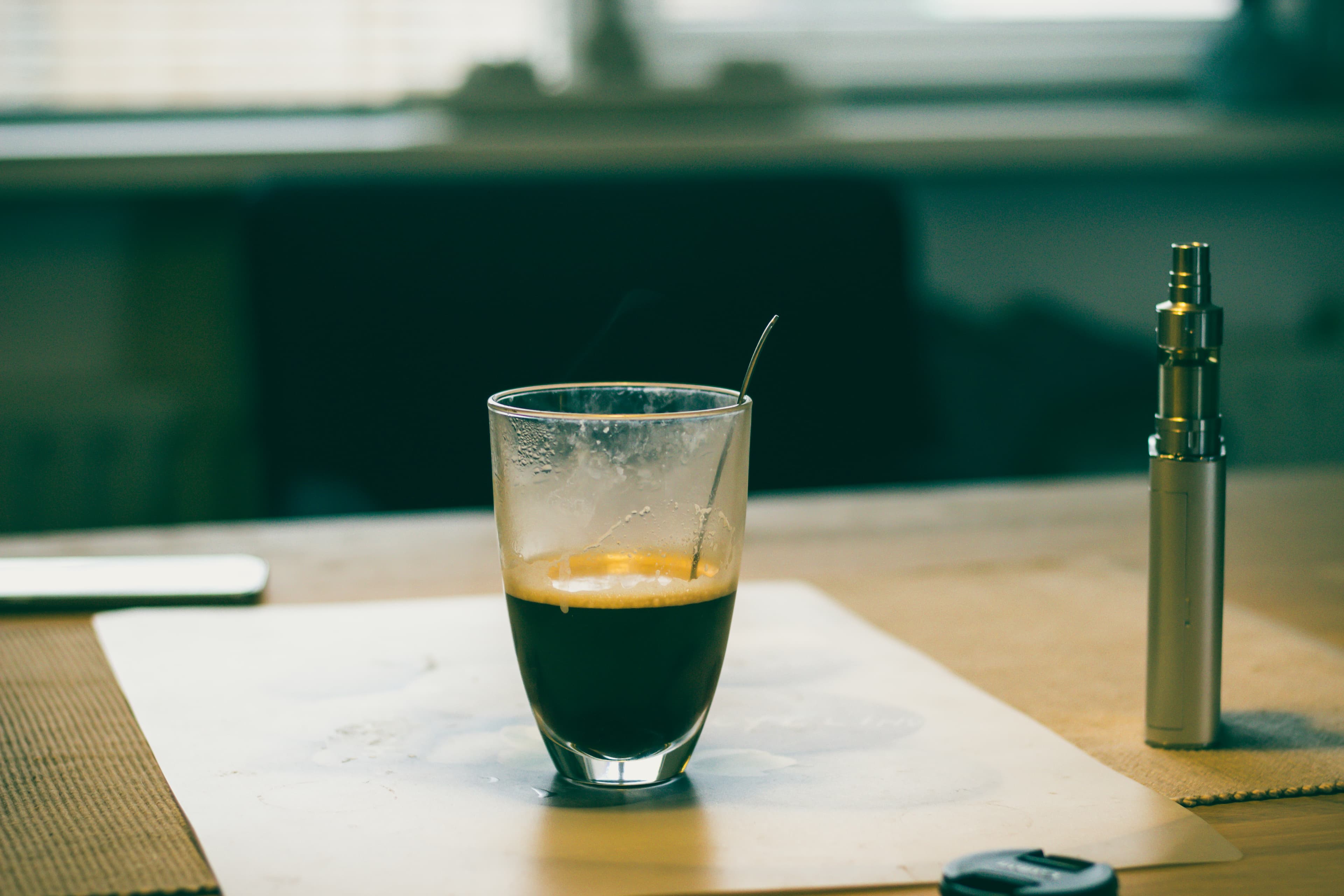 Clearomizer & Coffee. (Unsplash)