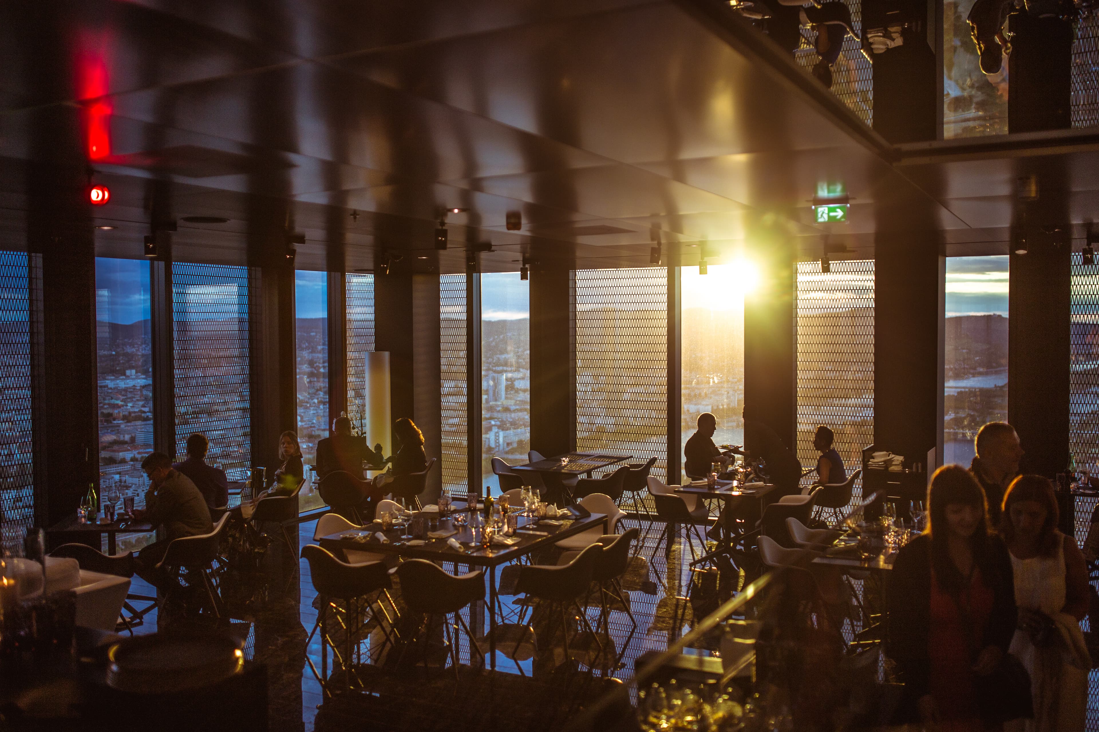 Restaurant at dusk (Unsplash)