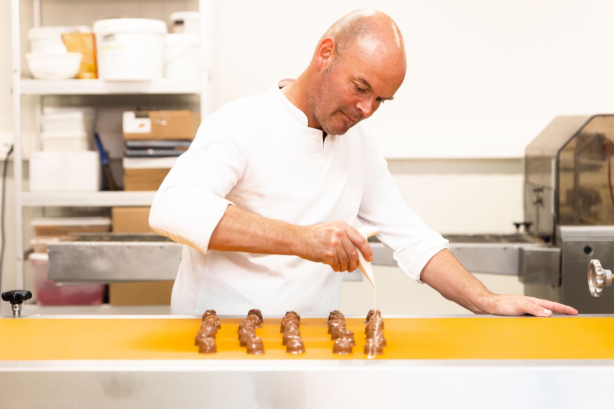 Pralines maken in atelier Van Parijs