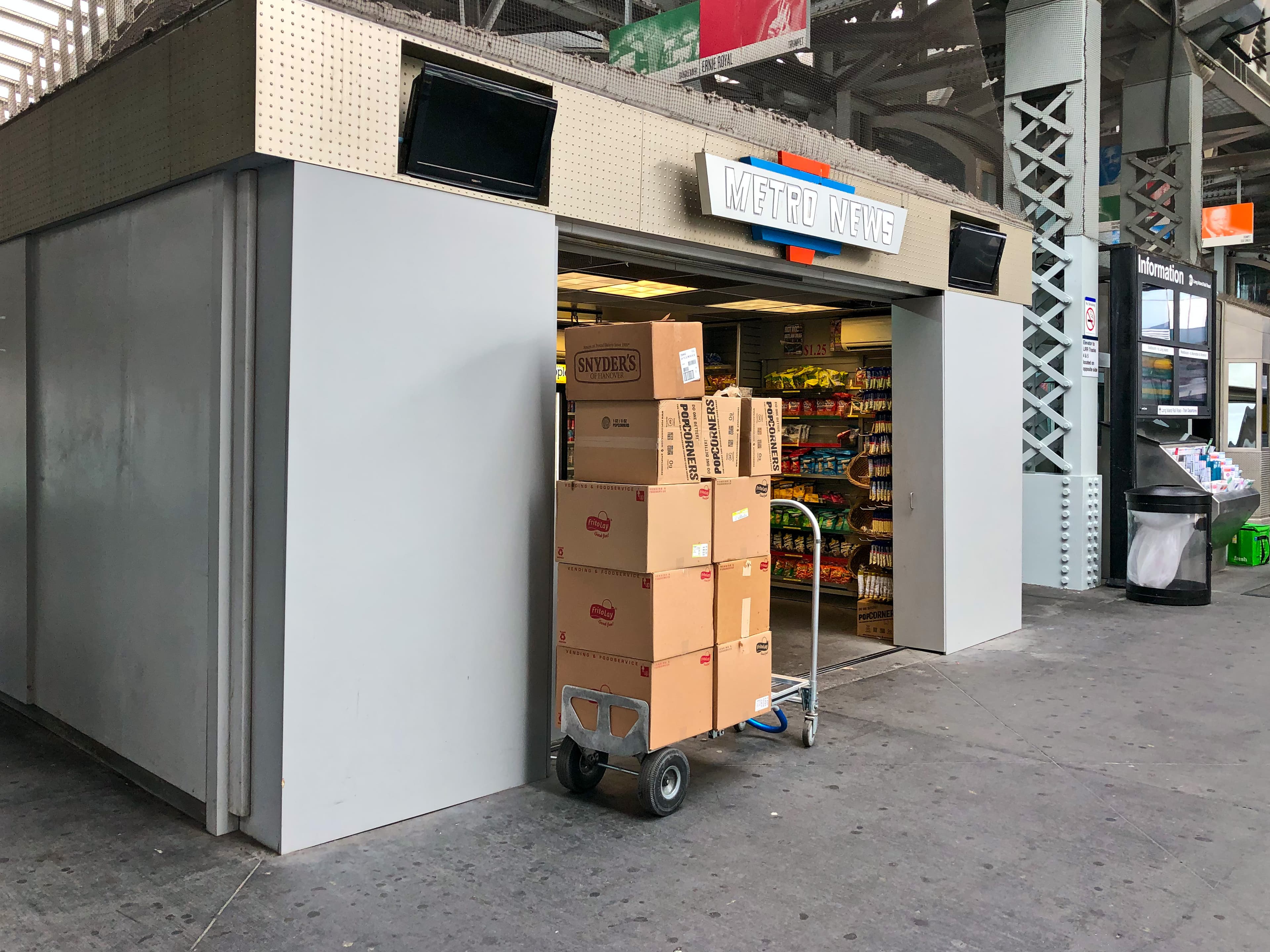Newsstand at Jamaica LIRR station