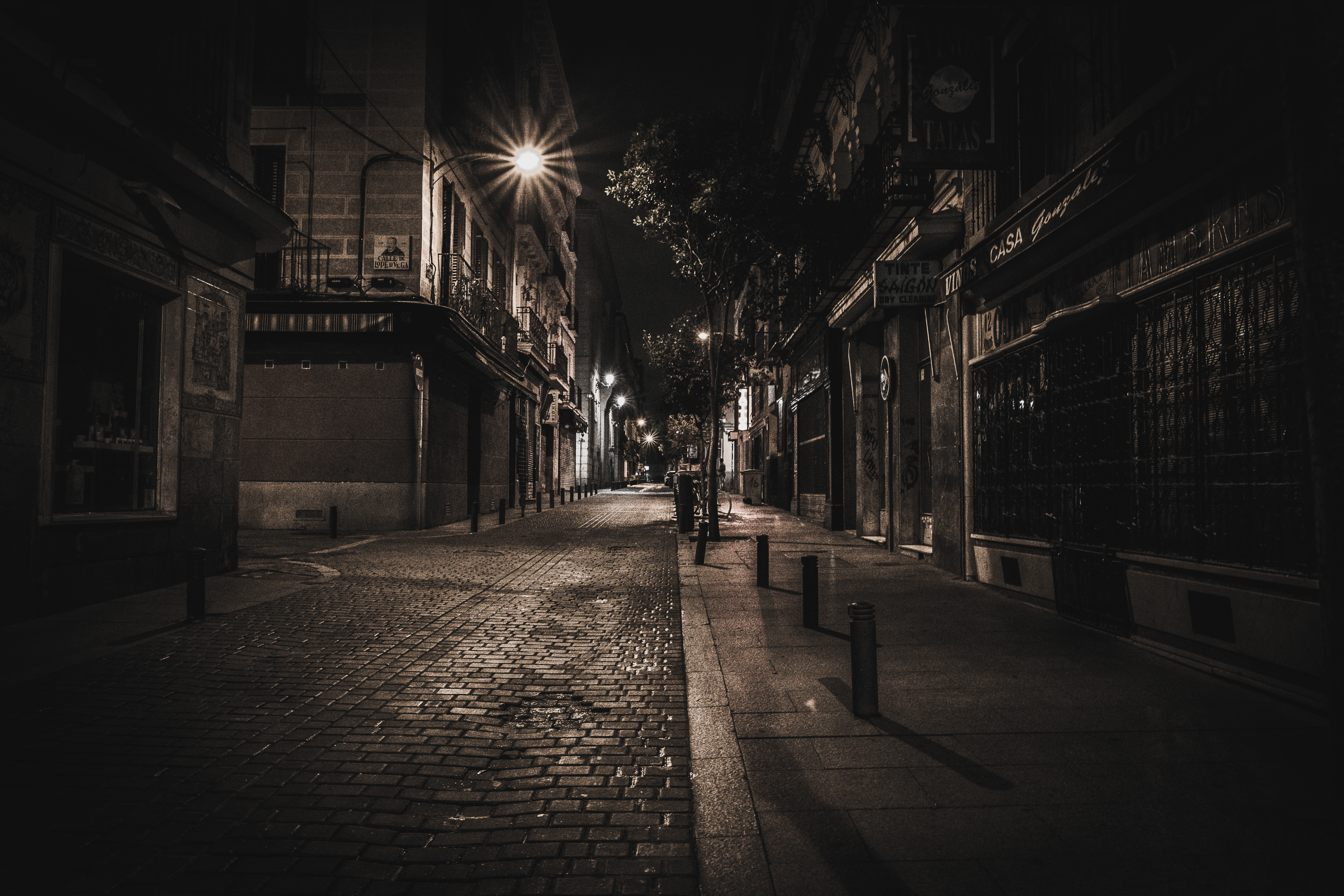 Cobblestone street at night (Unsplash)