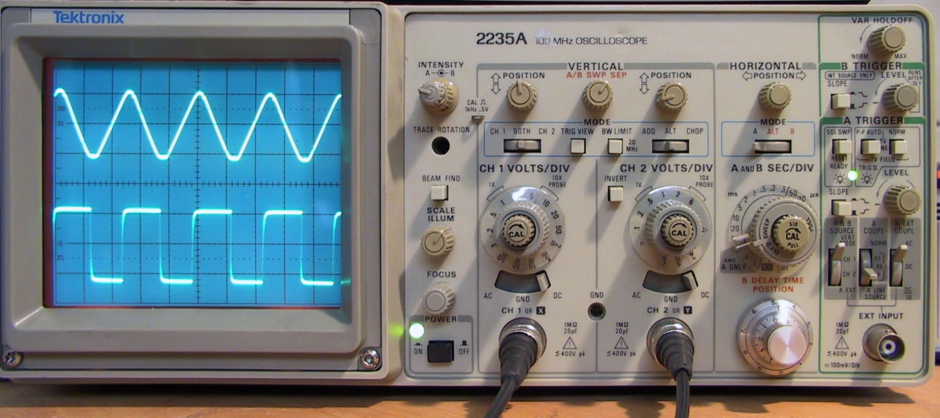 Oscilloscope sine square
