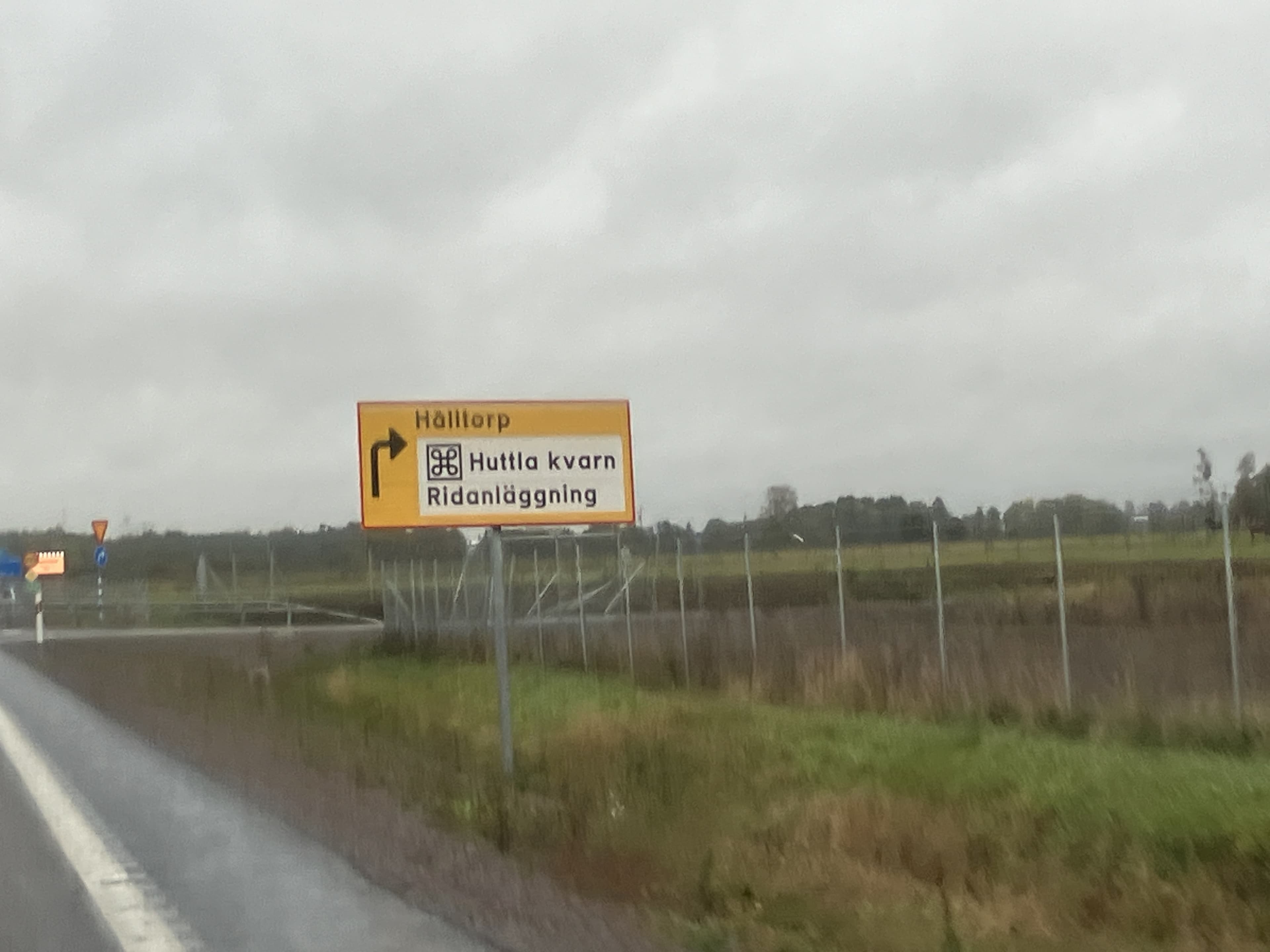Huttla mill road sign on E20