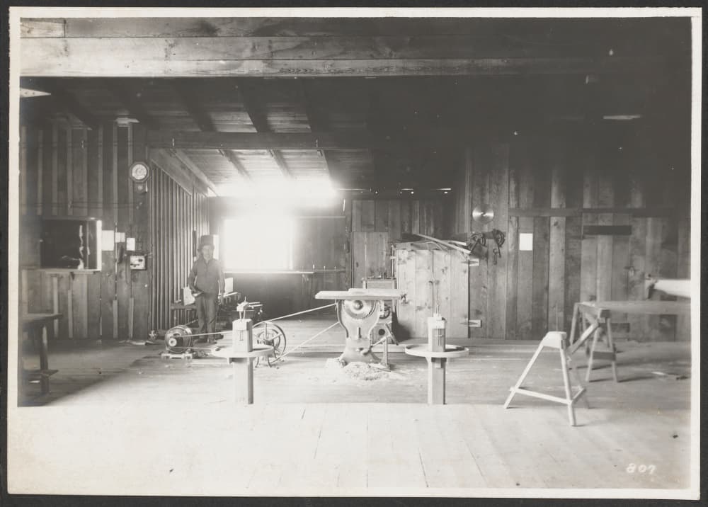 (Airplane Engine Workshop)