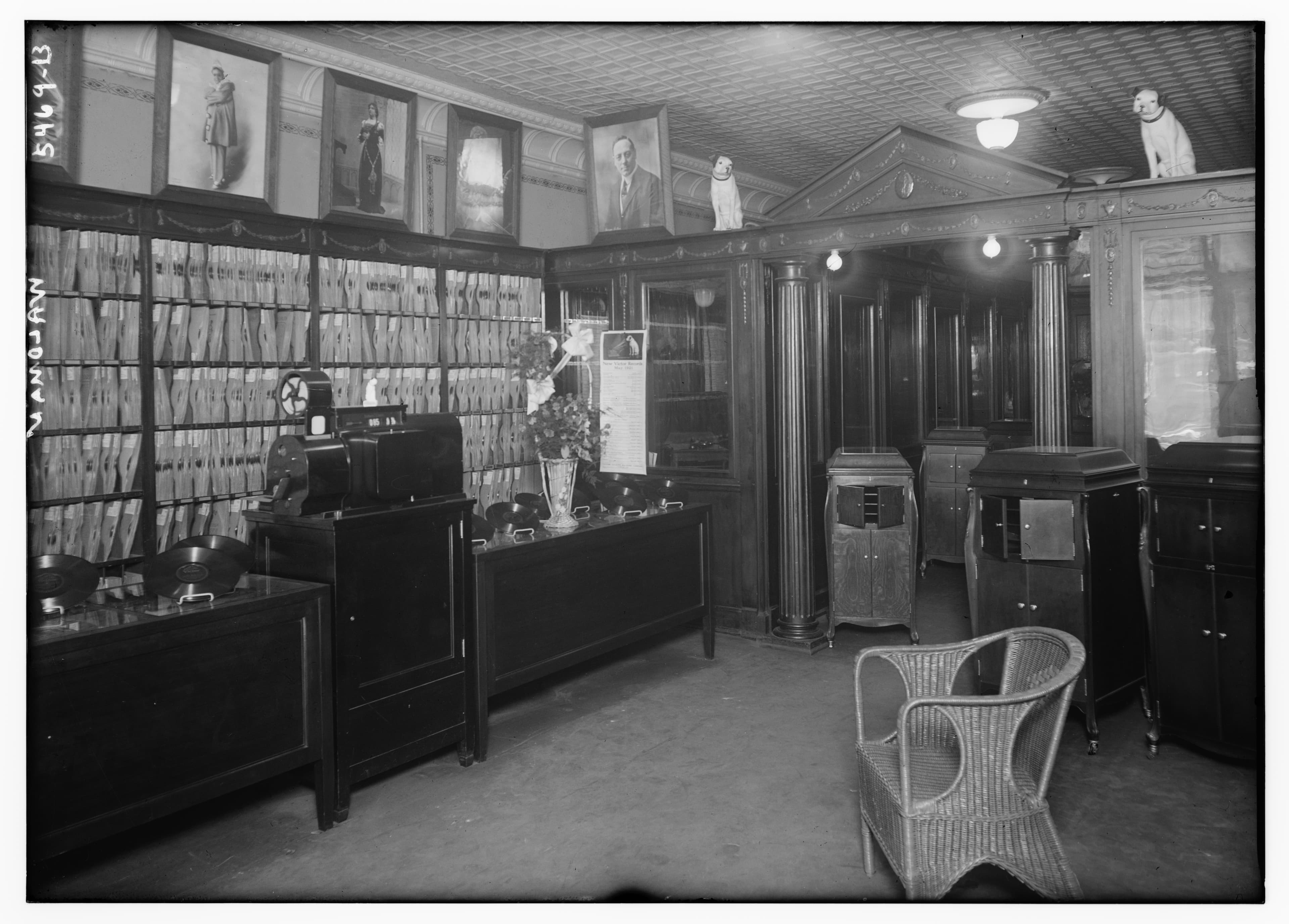 Waldman's Shop Window LCCN2014712572