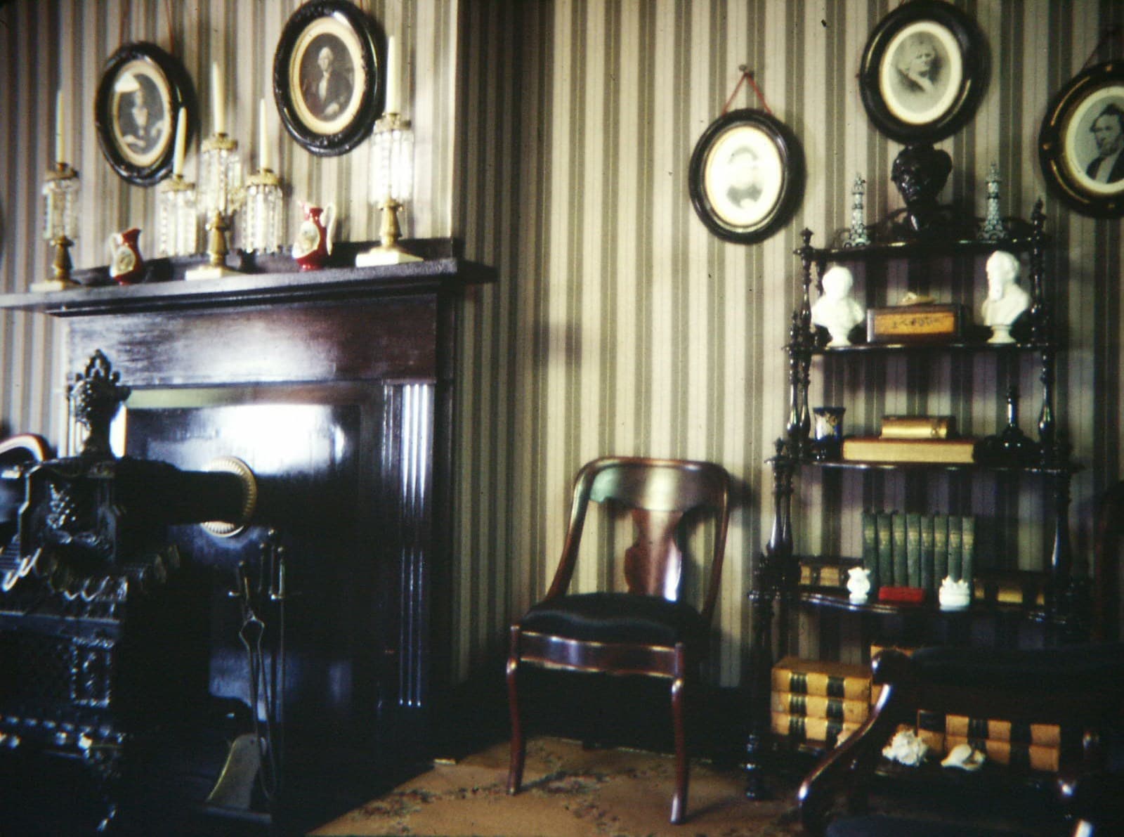 Lincoln Living Room (10531066203)