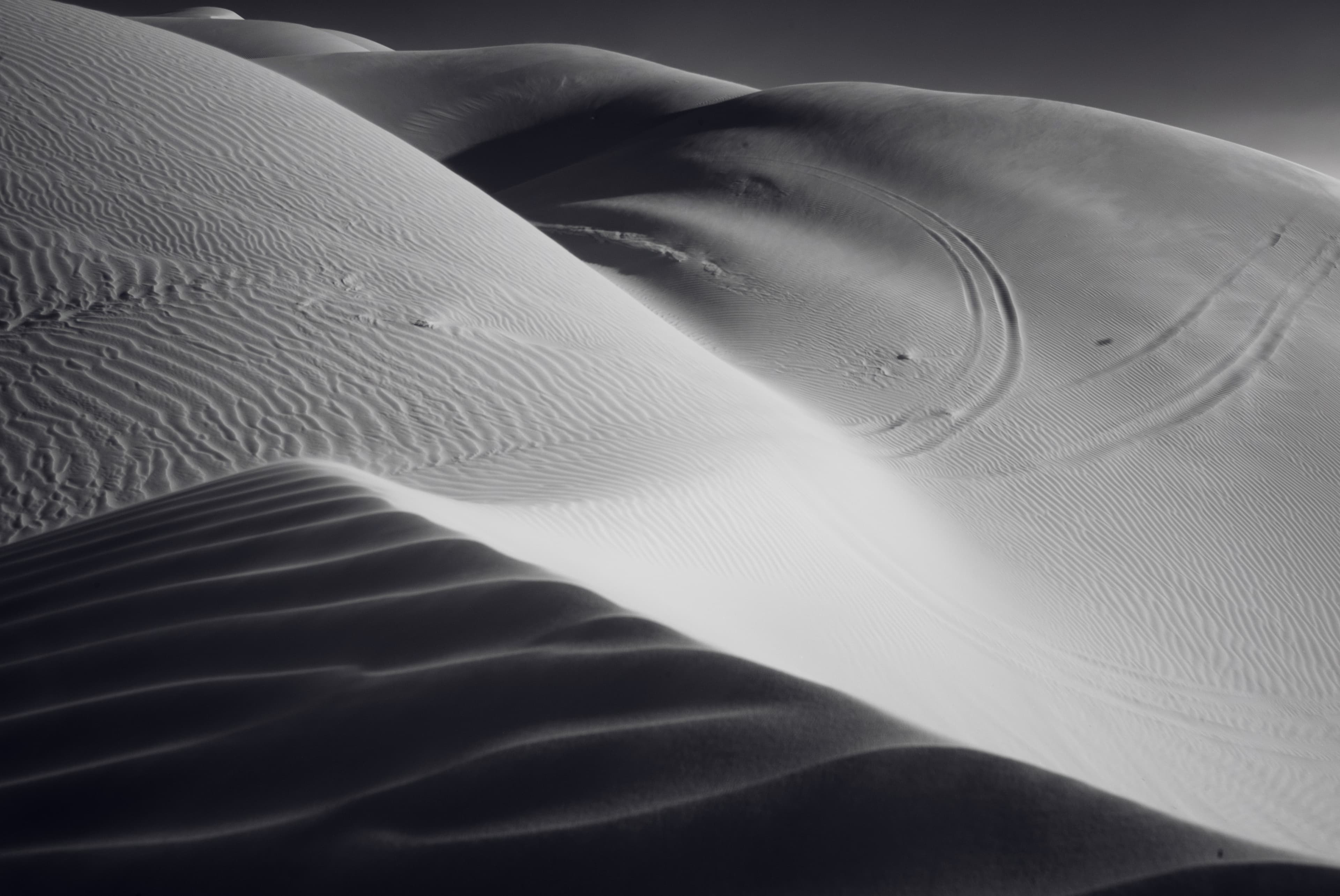 Art-desert-dunes-bw (23959074279)