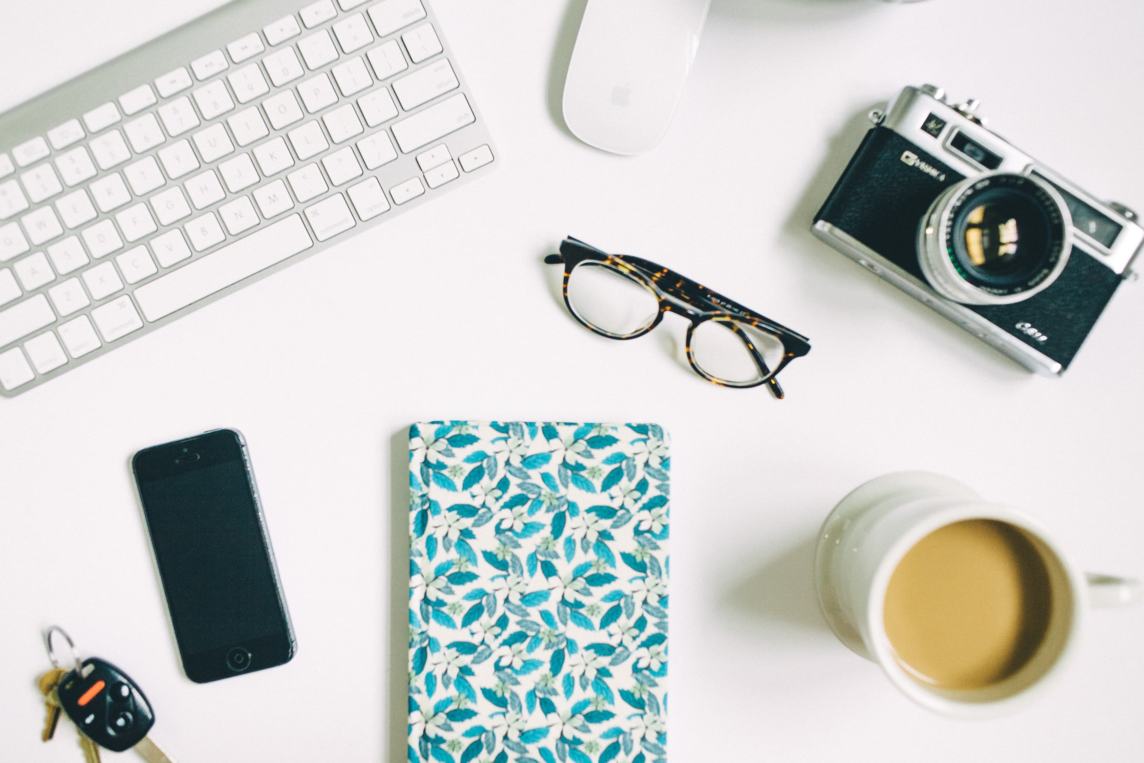 Camera keys notebook coffee (Unsplash)