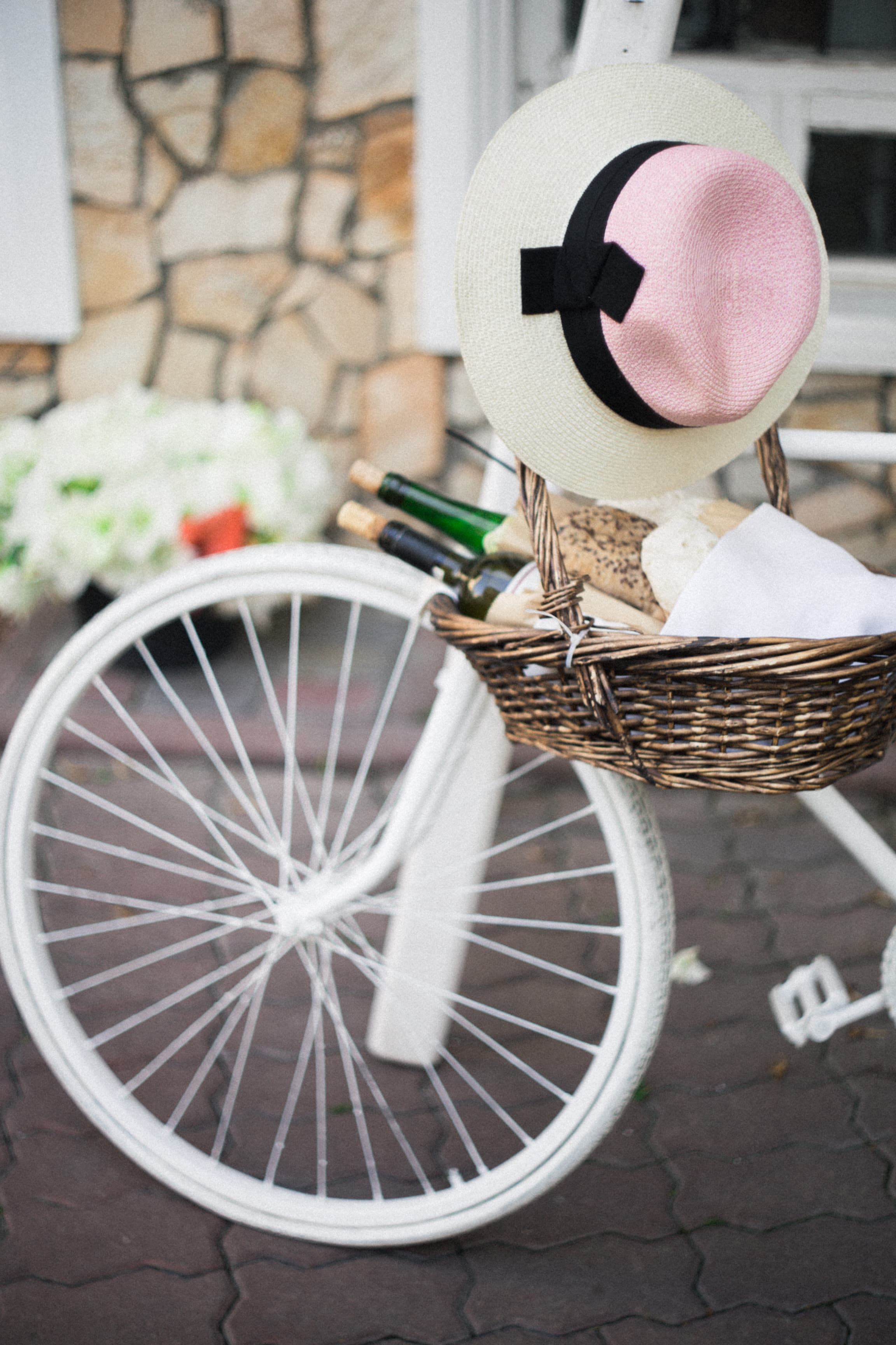 Wine and bread (Unsplash)