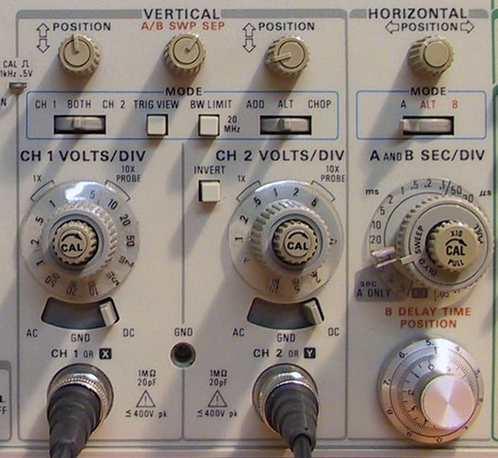 Oscilloscope sine square (cropped)