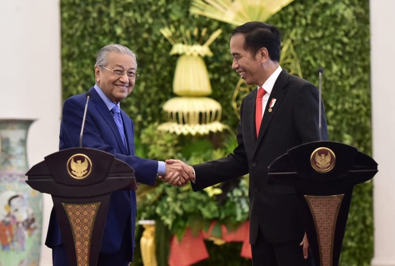 Mahathir Mohamad and Joko Widodo shaking hands