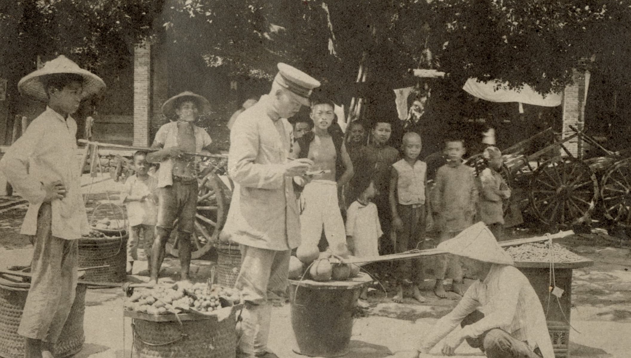 Police and street vendor in Taihoku