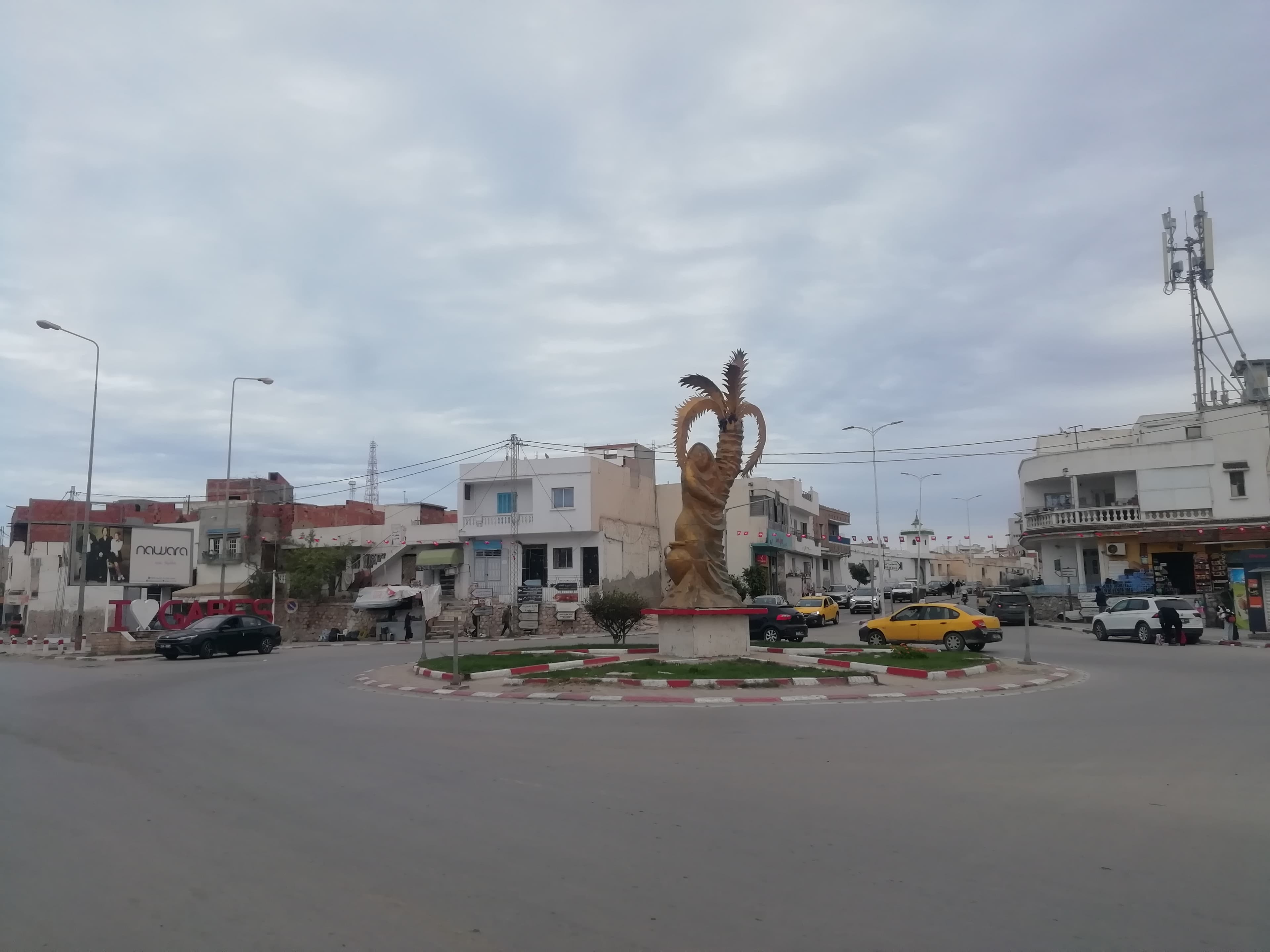 Roundabout Palm Tree Gabés 02