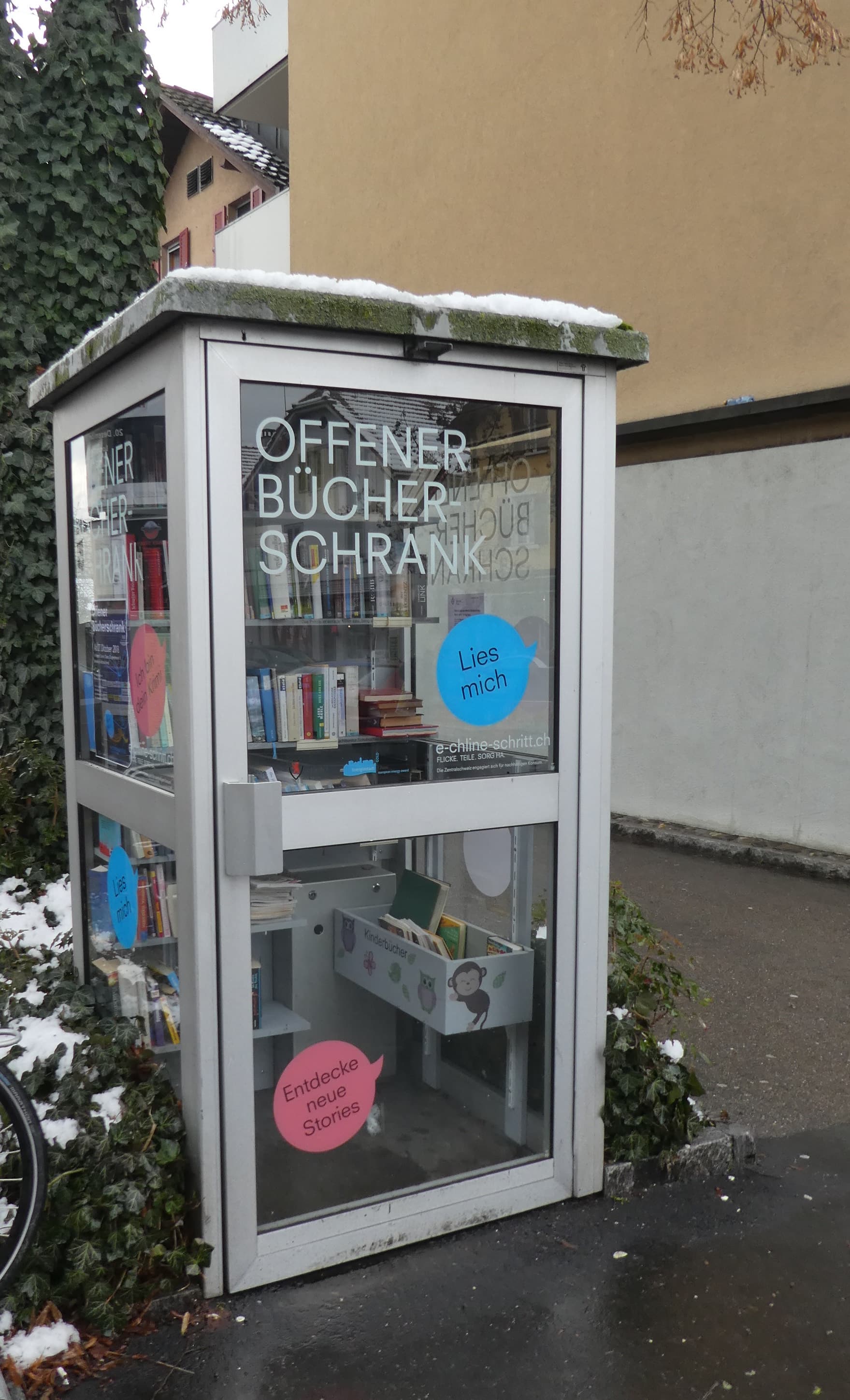 Public bookcase phone booth Cham