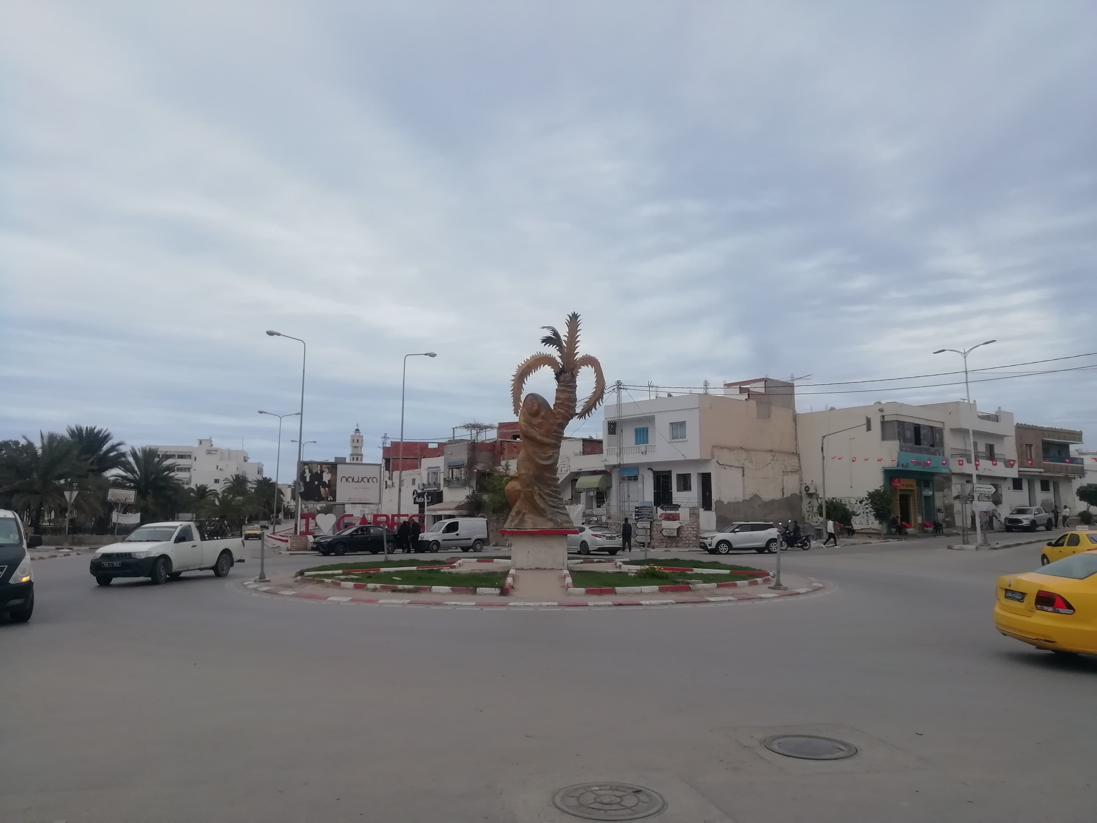 Roundabout Palm Tree Gabés 05