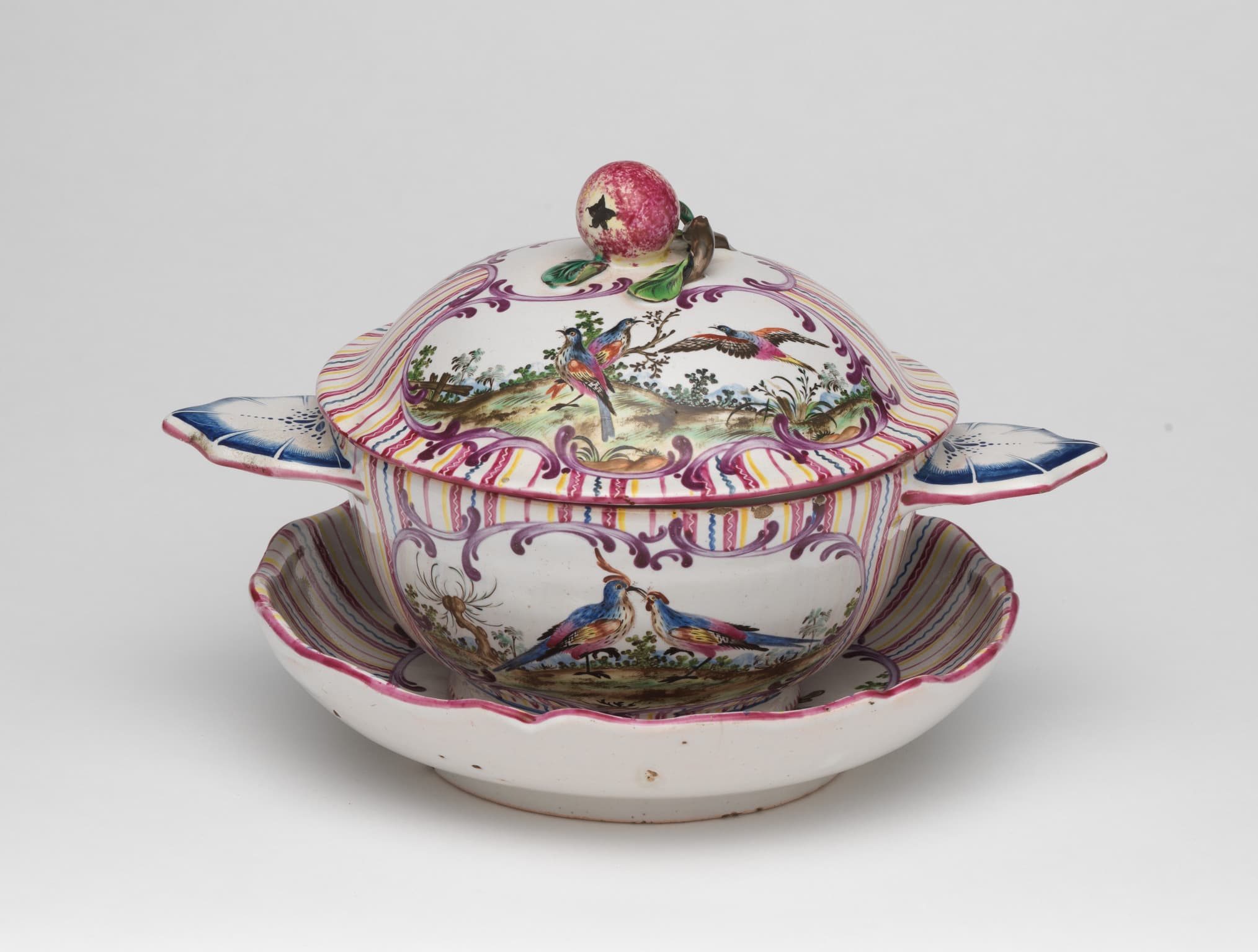 Bouillon bowl with cover MET 50.211.102a, b