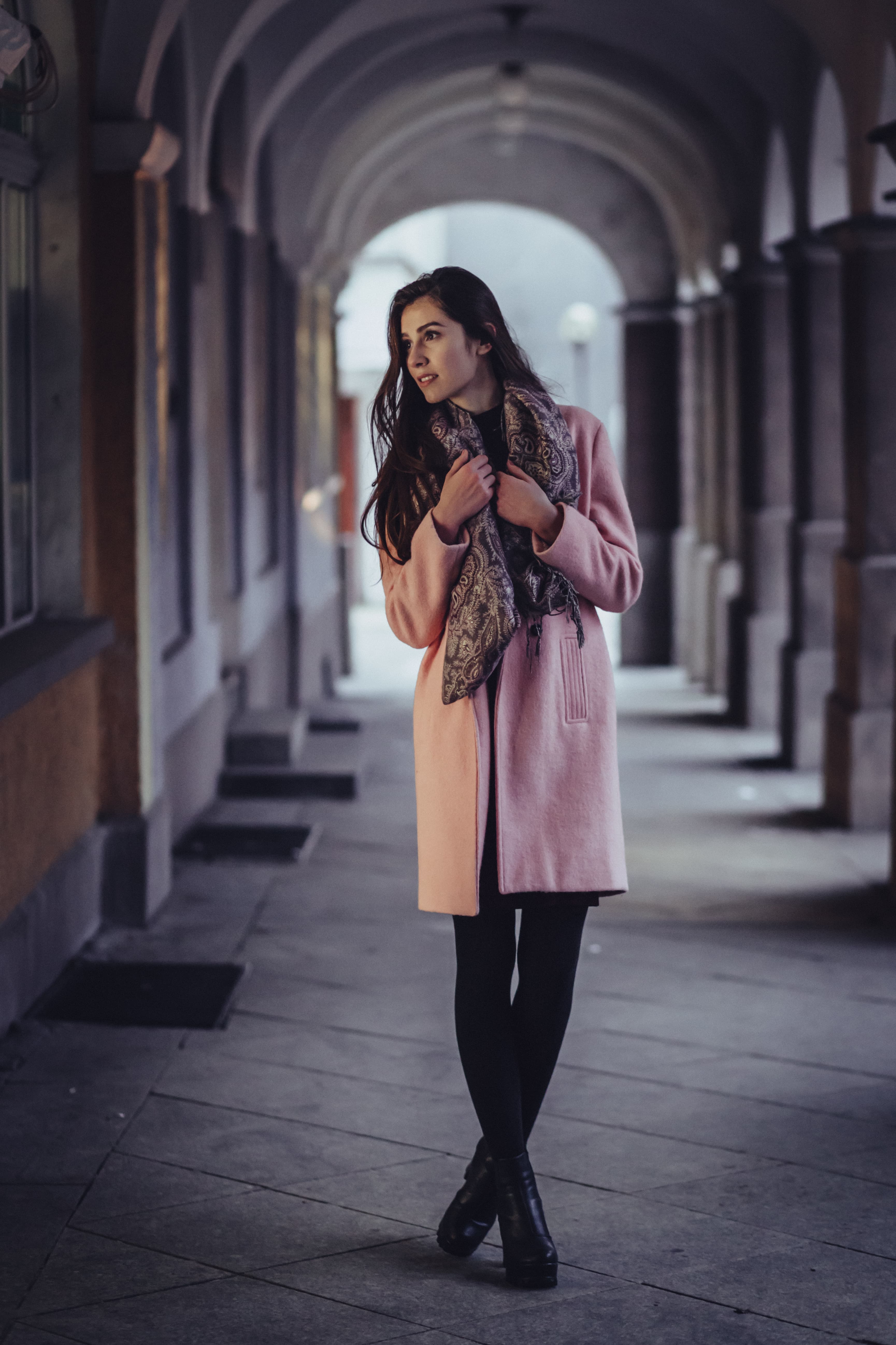 Elegant woman by storefront (Unsplash)