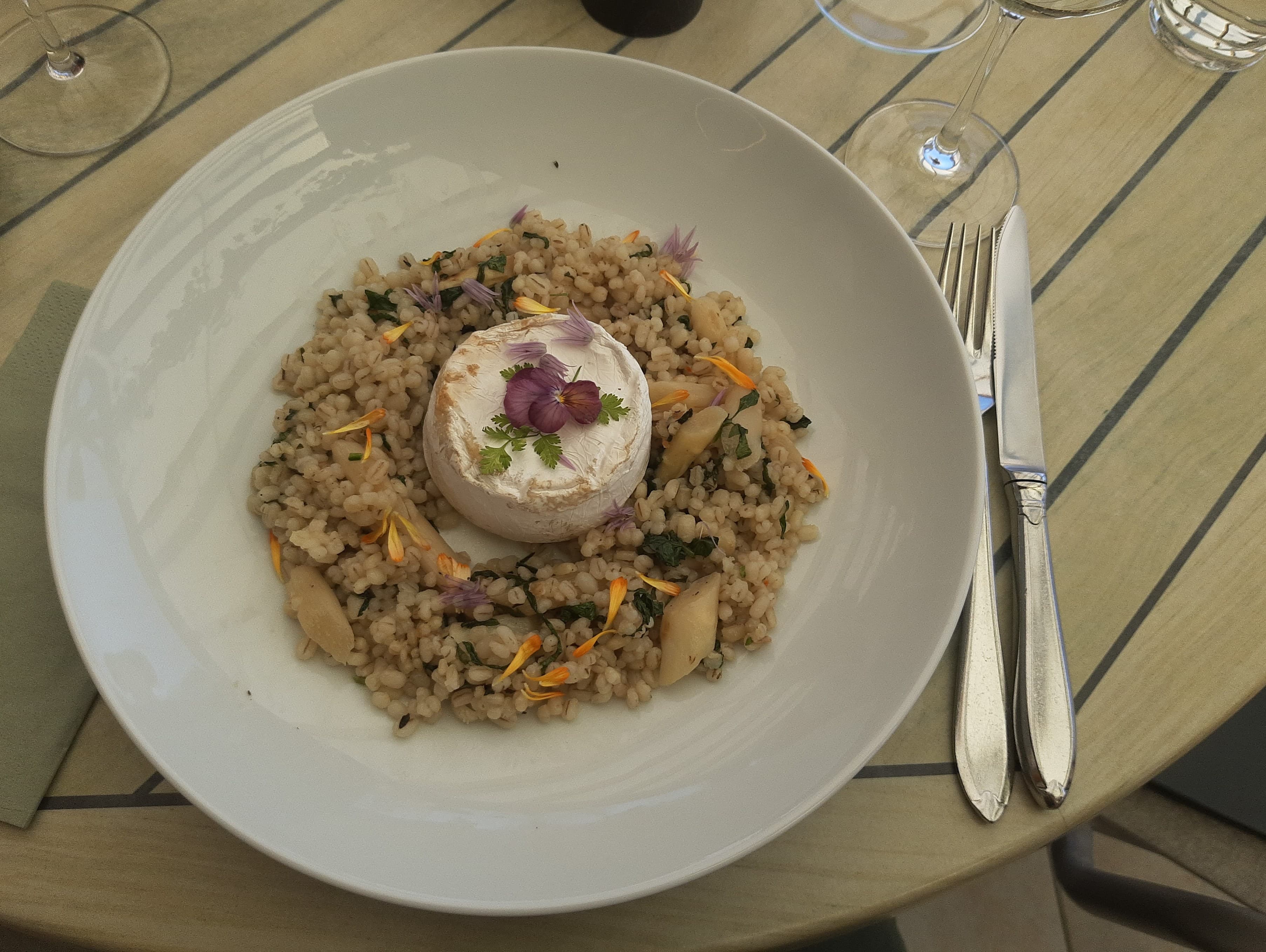 Baked goat cheese, Johannisberg