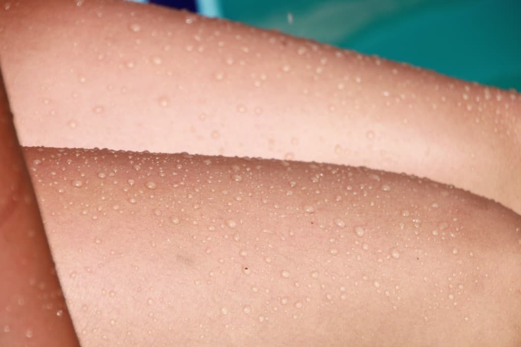 Water-Droplets-on-Woman-Legs