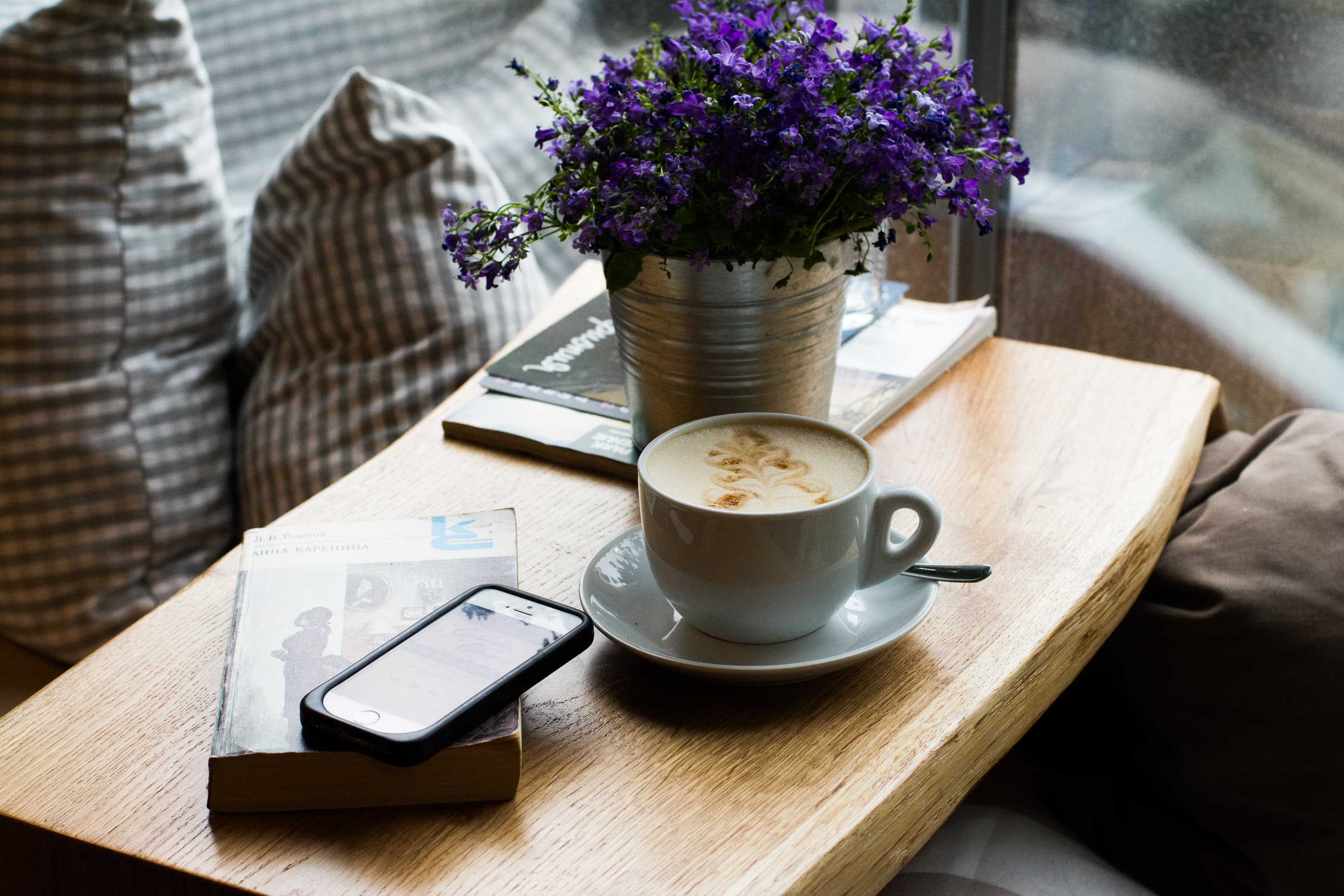 Coffee, flowers and books (Unsplash)