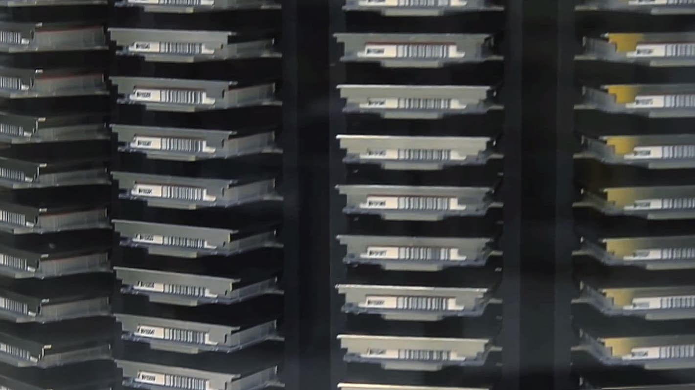 Assay plate carousel