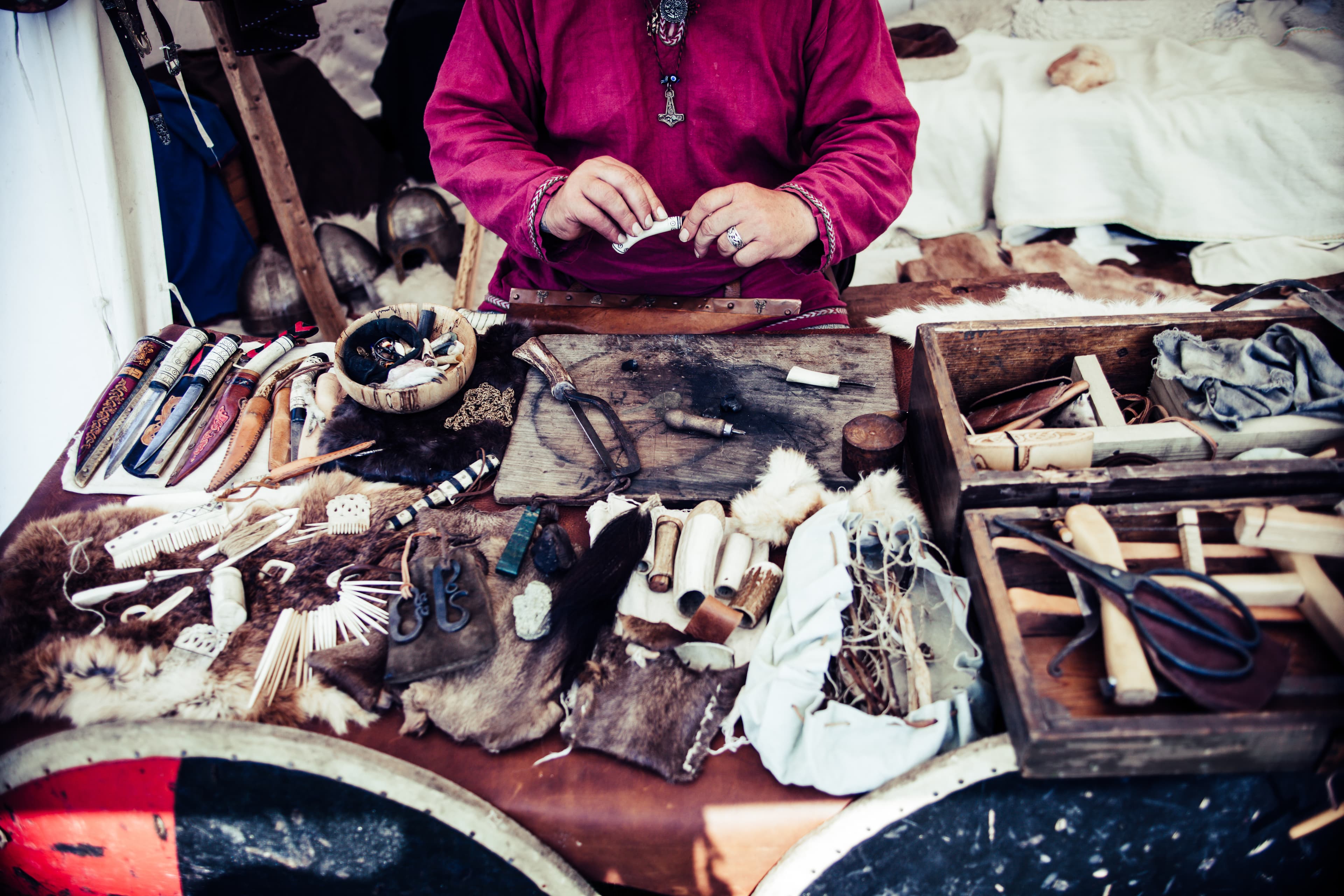 Leather trinket craftsman (Unsplash)