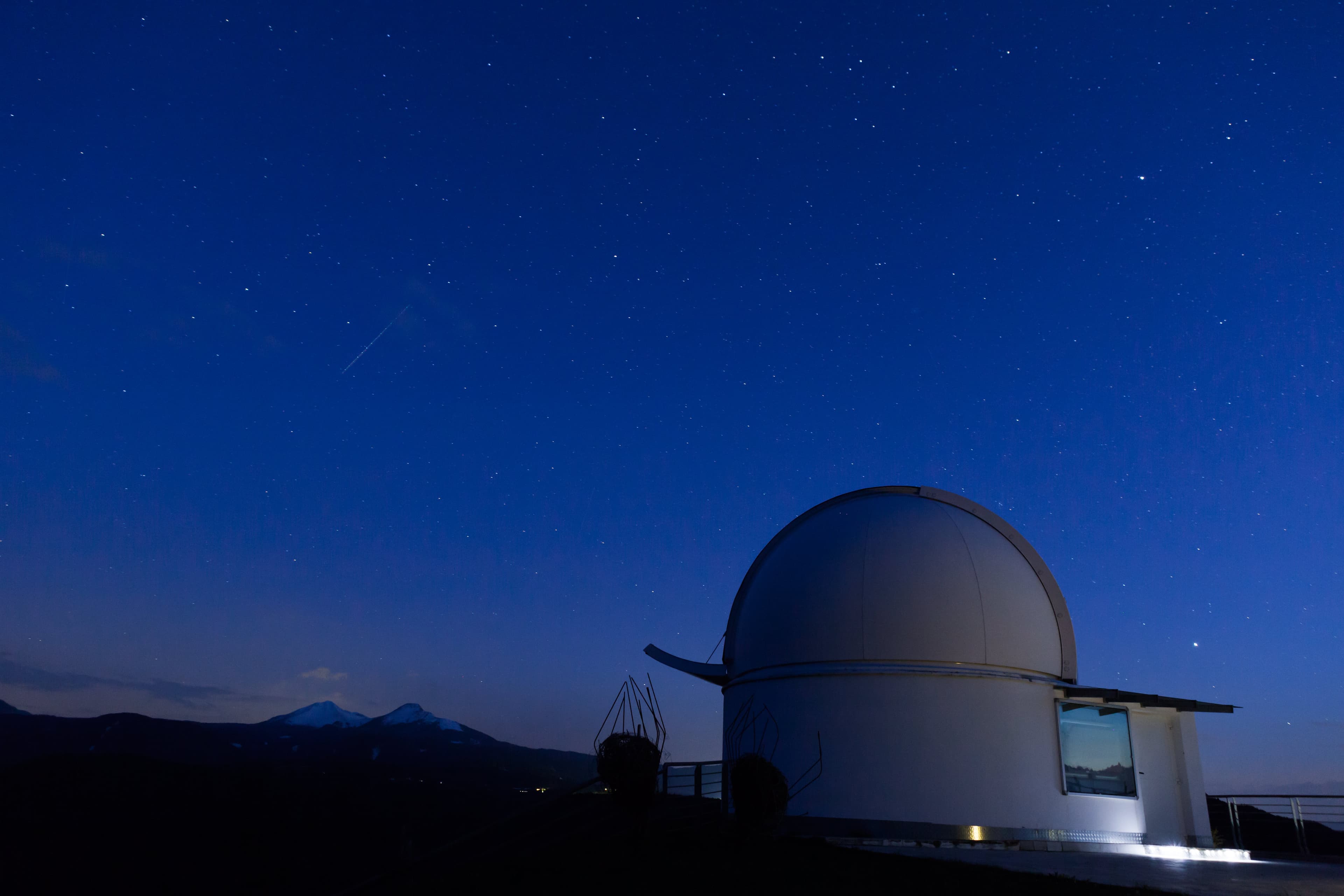 Observatory sky and stars (Unsplash)