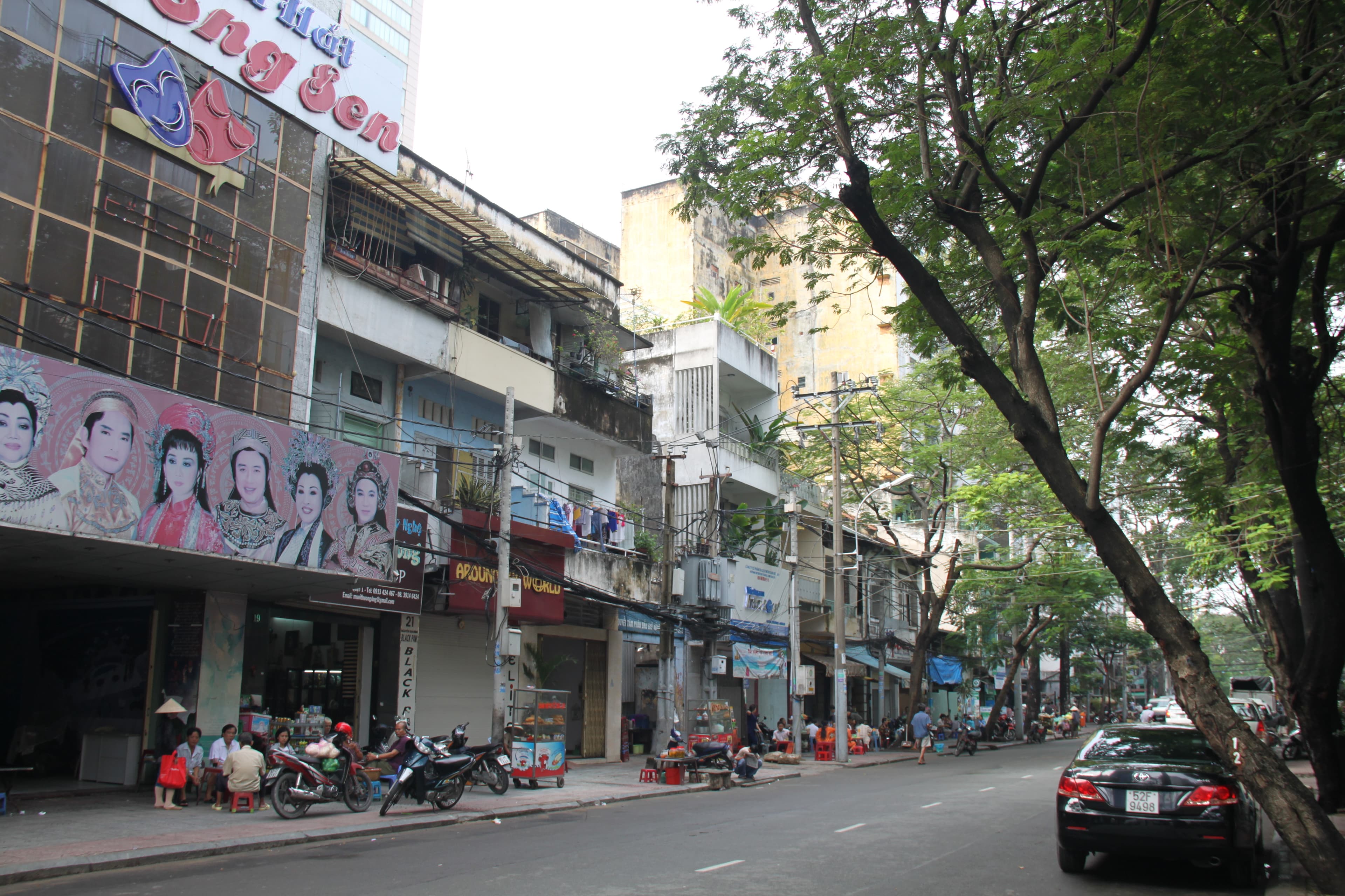 Street scene near my hotel (9981948413)