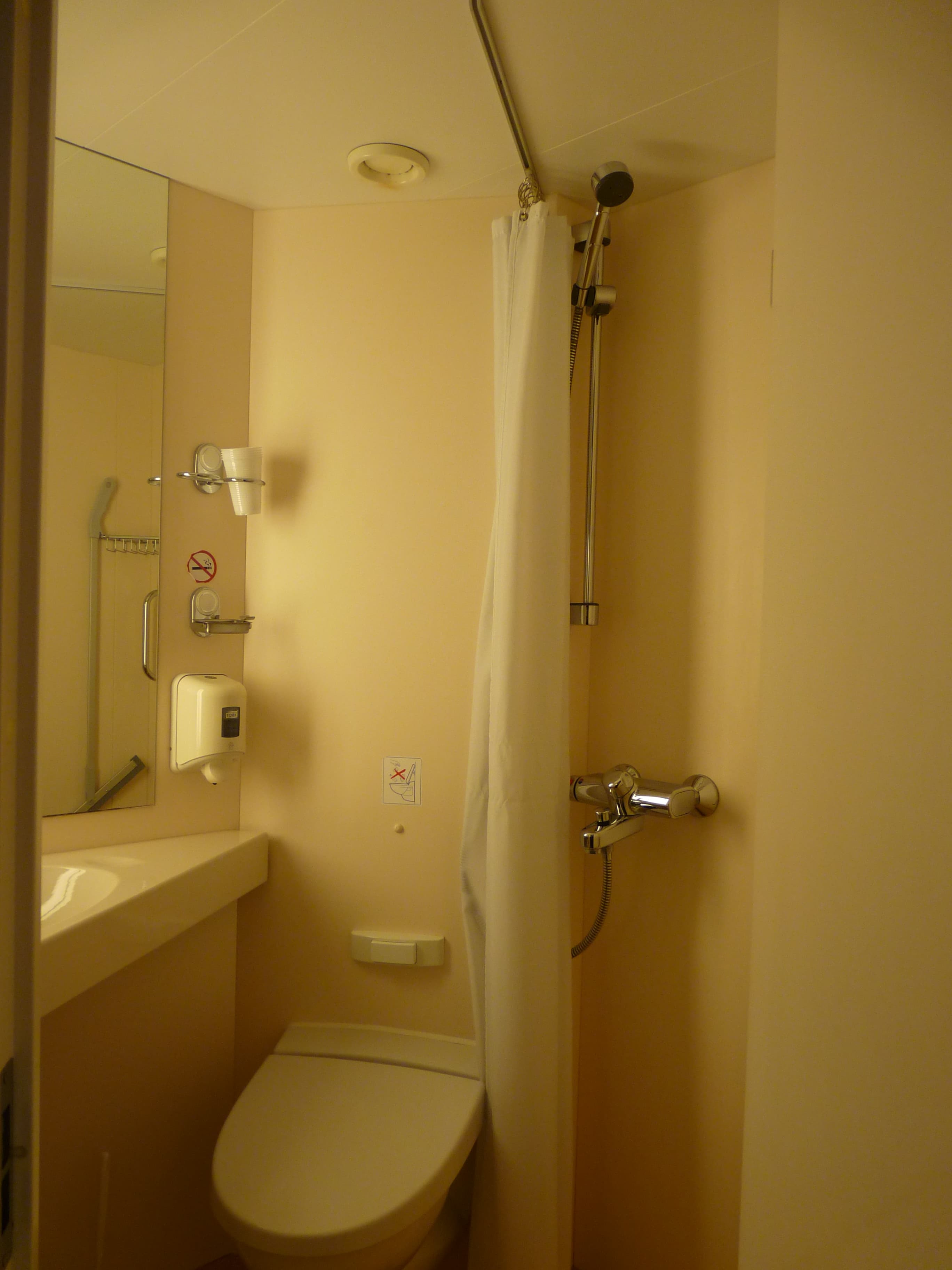 Tallink-MS Victoria I-Bathroom
