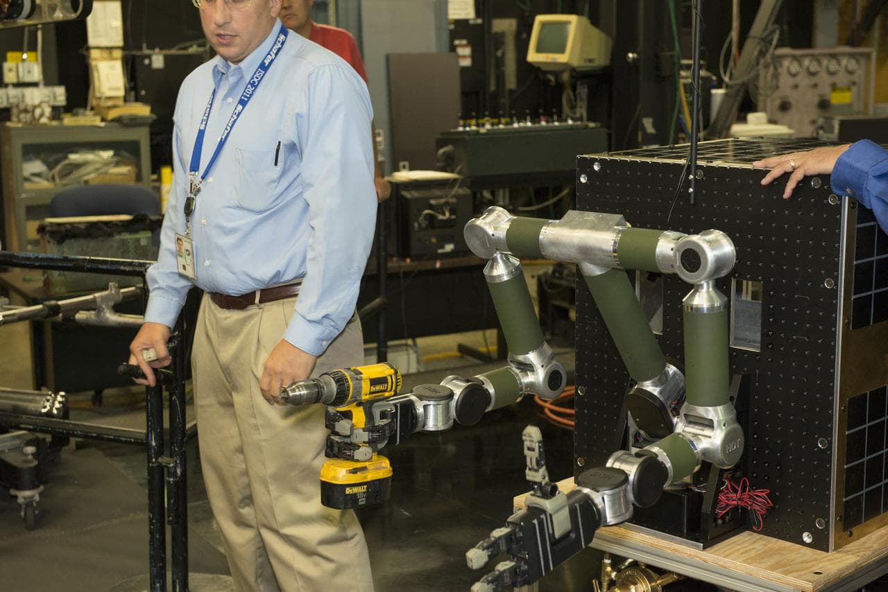 Wireless, robotic, arm