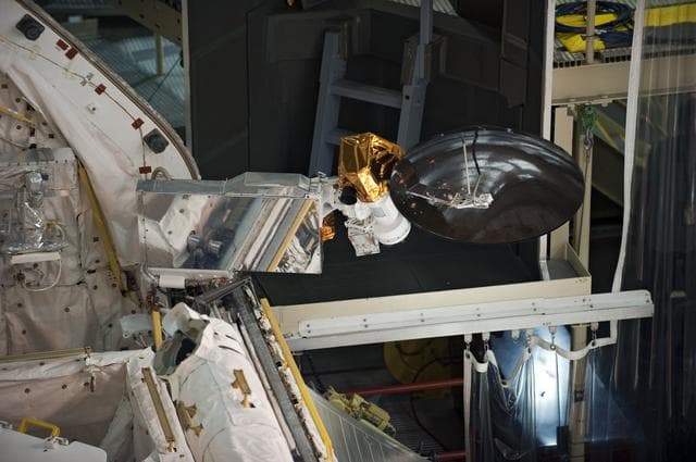 Discovery, payload, door