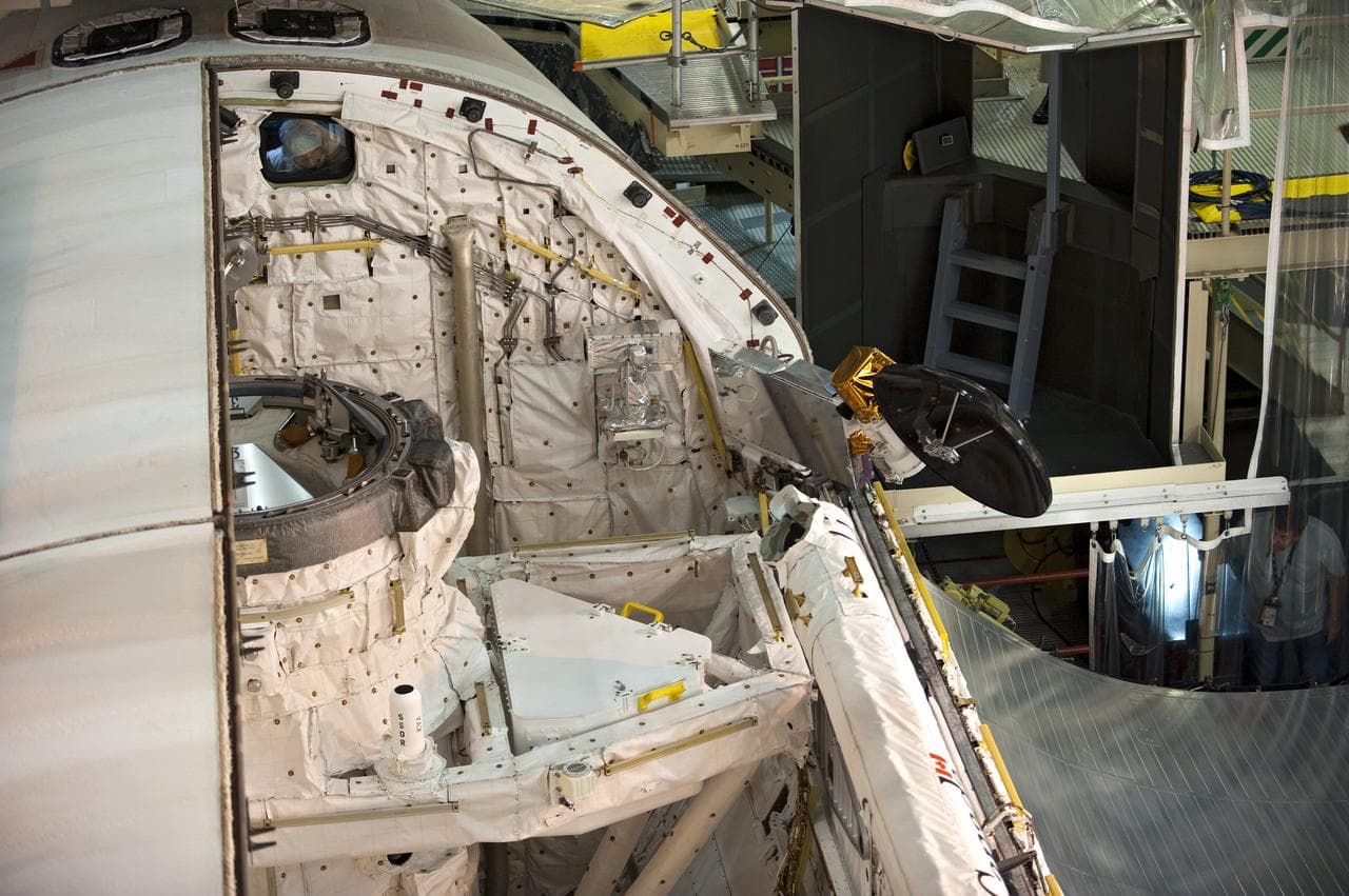 Discovery, payload, door