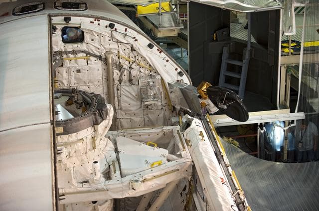 Discovery, payload, door