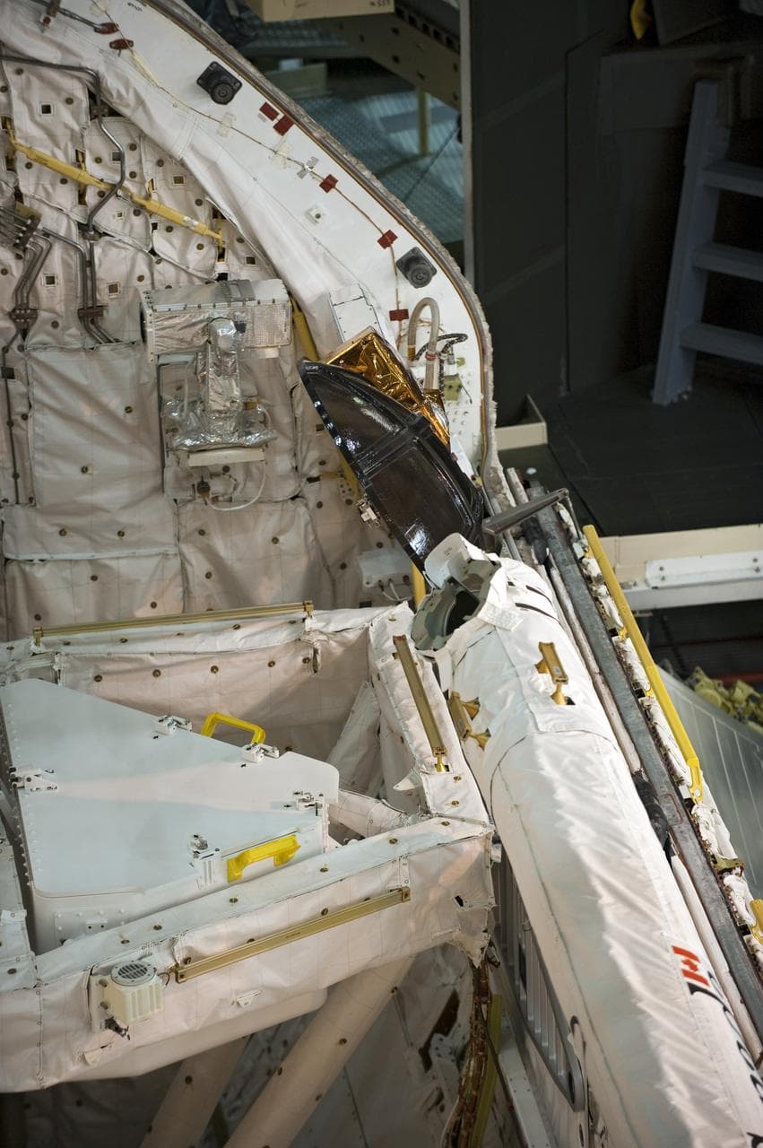 Discovery, payload, door