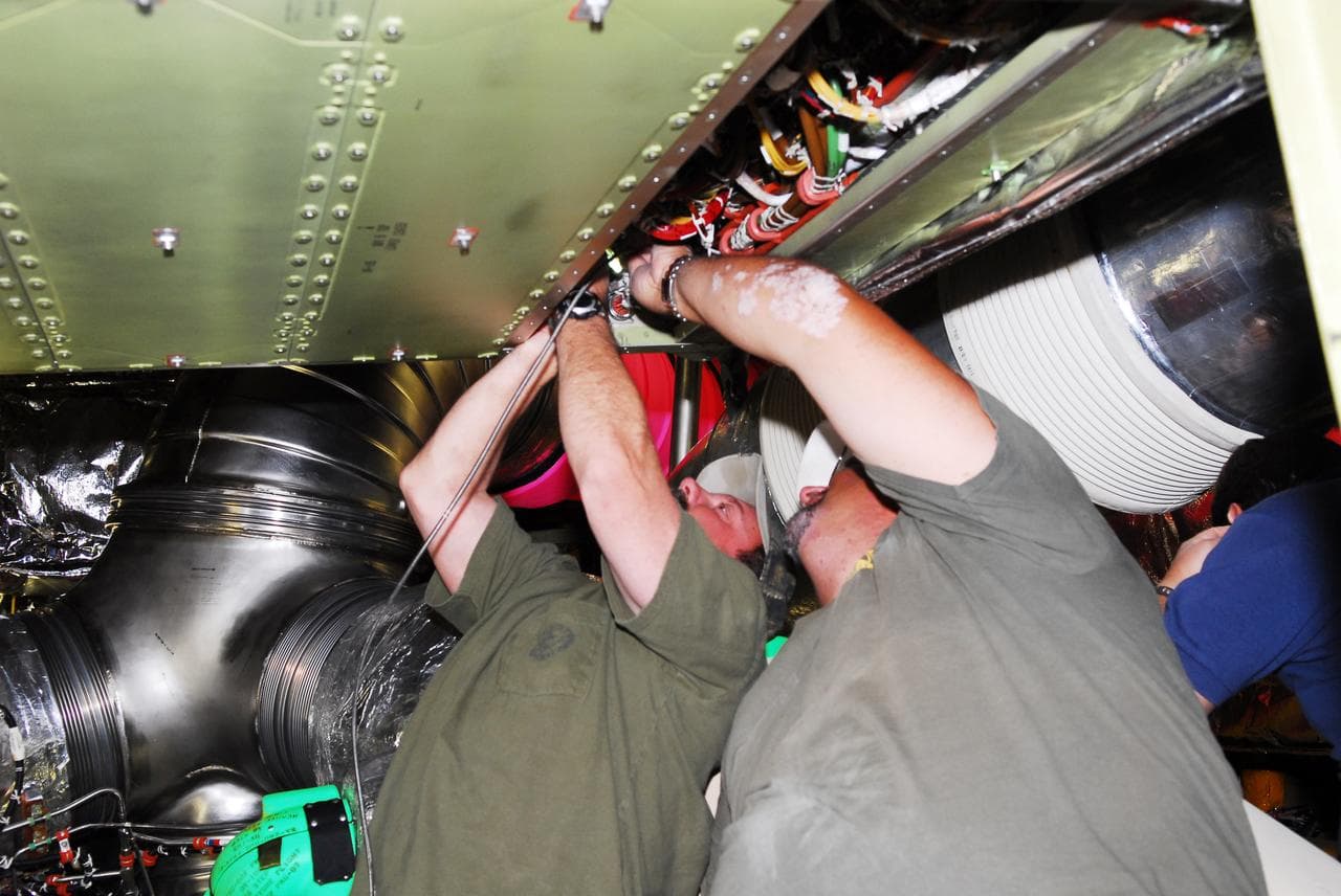 Techs, look, wire