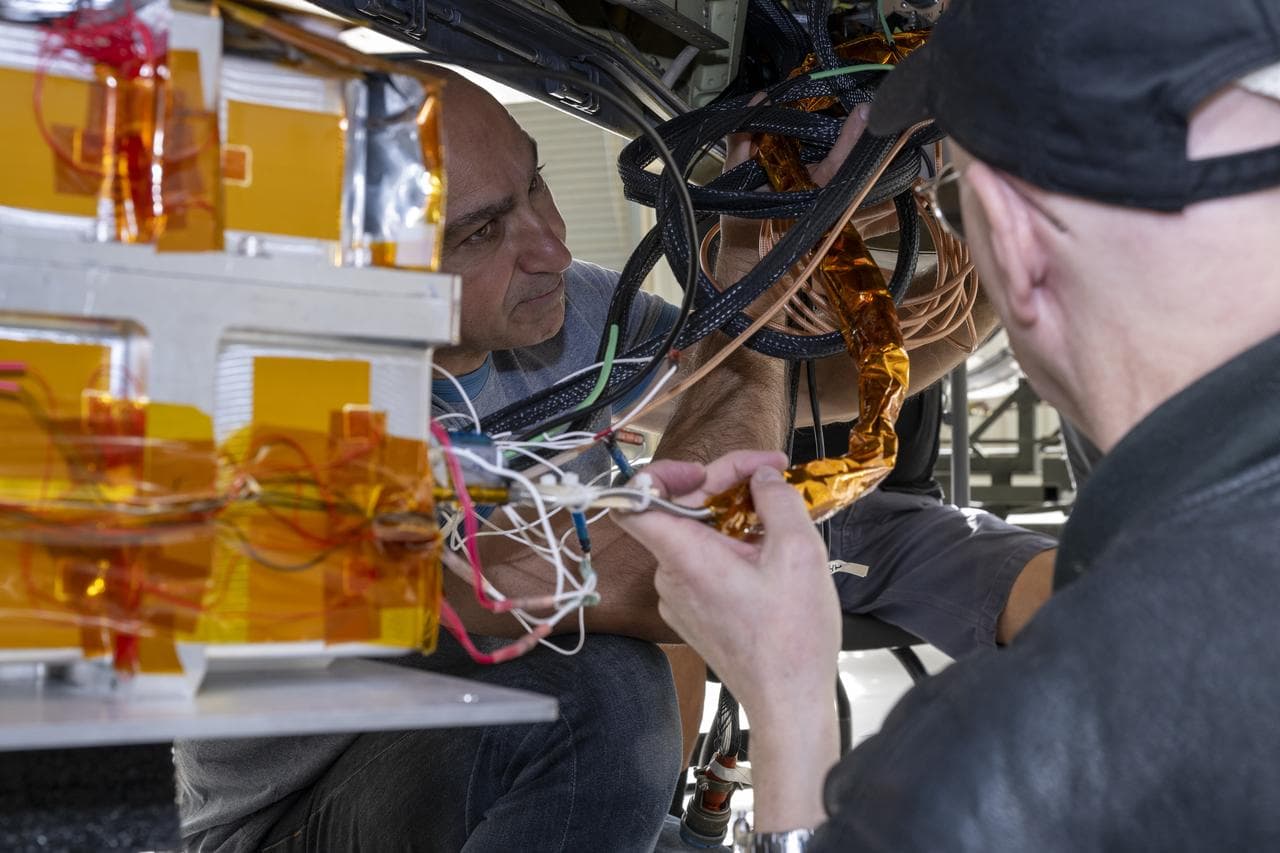 ER-2 Crew Installs air-LUSI Moongazing Instrument