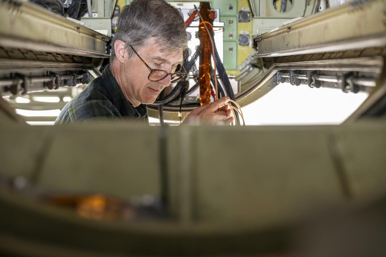 ER-2 Crew Installs air-LUSI Moongazing Instrument