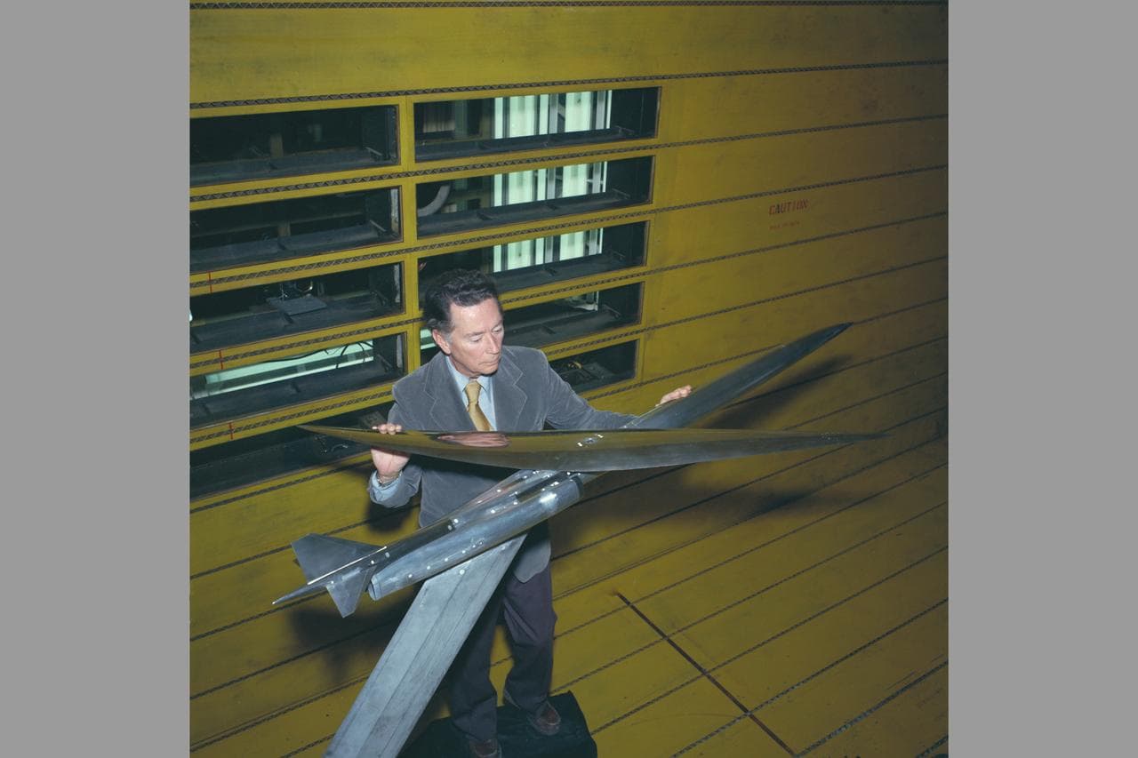 Wind, tunnel, oblique