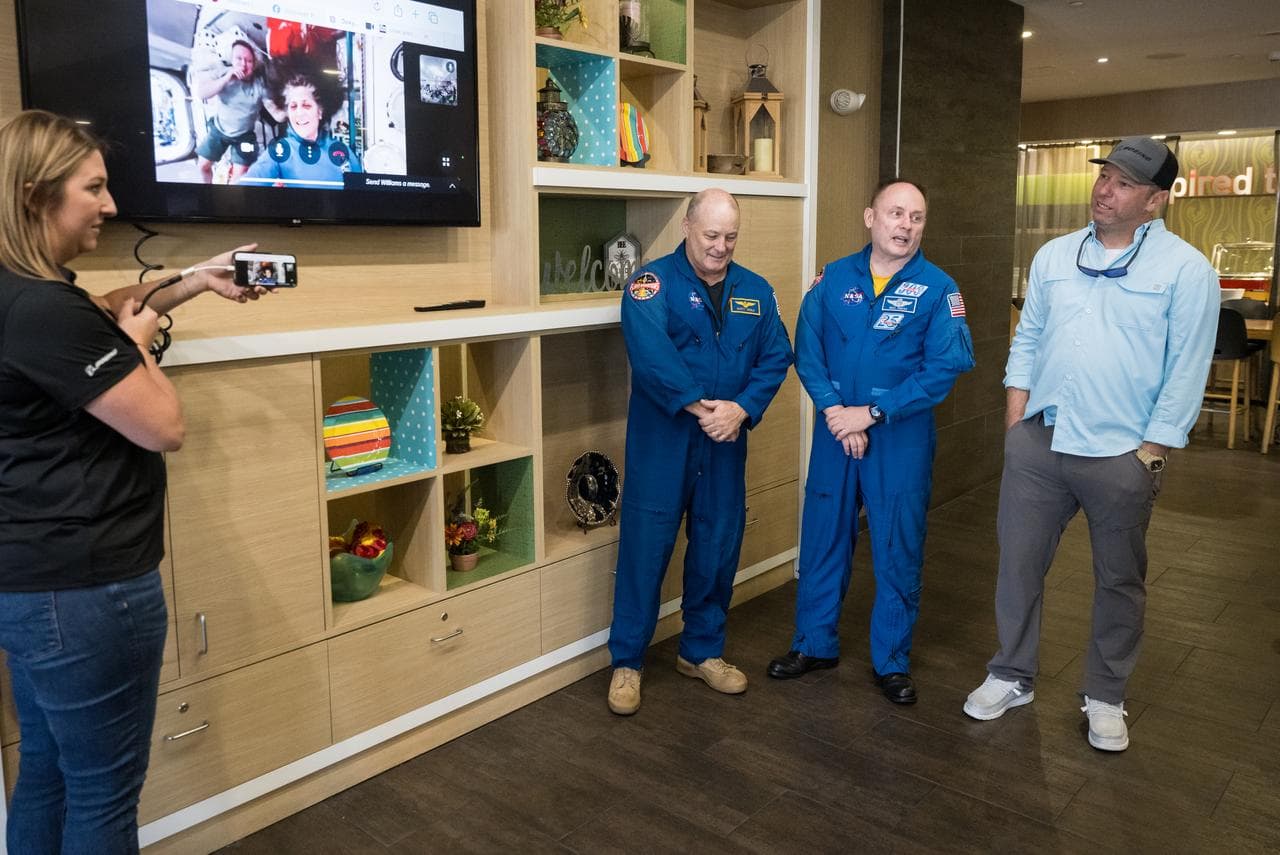 NASA Astronauts Meet with NASA’s Boeing CFT Landing Team