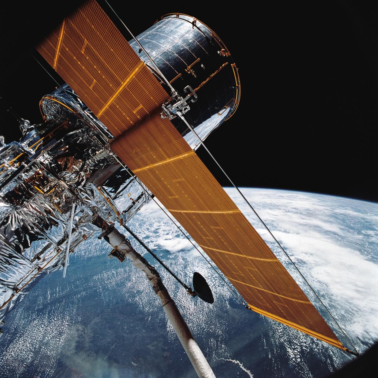 Antennas, discovery, orbiter