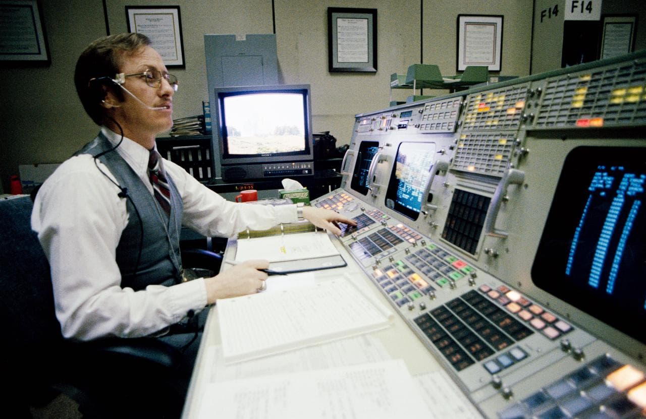 Mission operations control room (mocr) - sts-6 - jsc