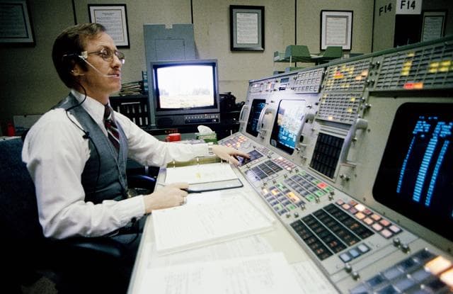 Mission operations control room (mocr) - sts-6 - jsc