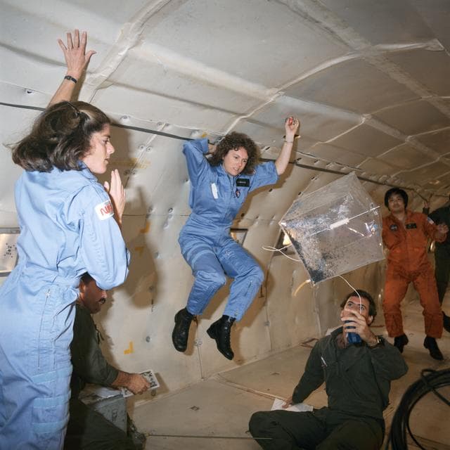 CREW TRAINING - STS-33/51L (ZERO-G)