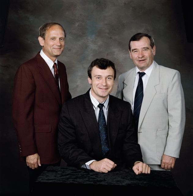 Group portrait of Mir 18 crew members