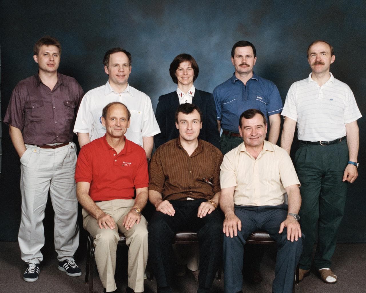 STS-71 astronauts and Mir cosmonauts team portrait