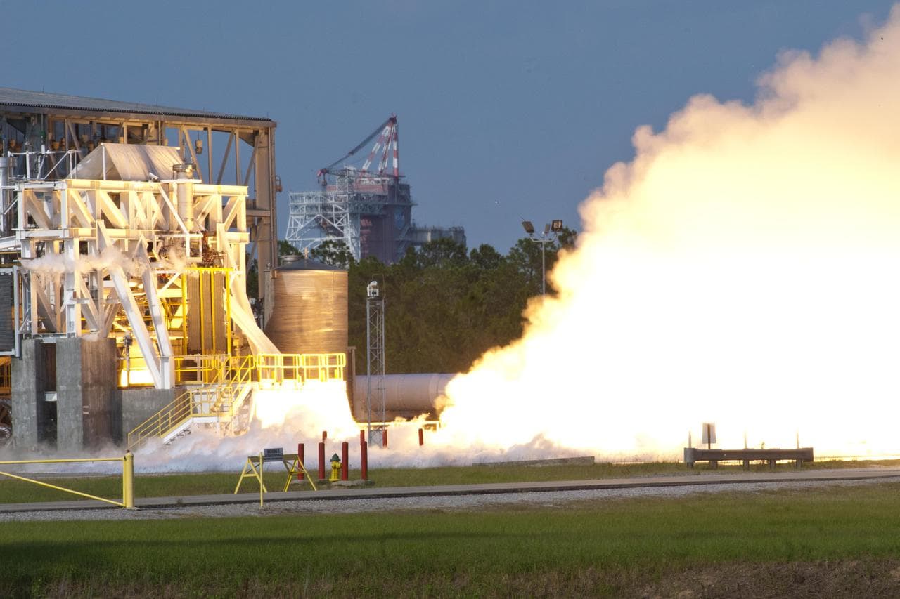 AJ26 engine test