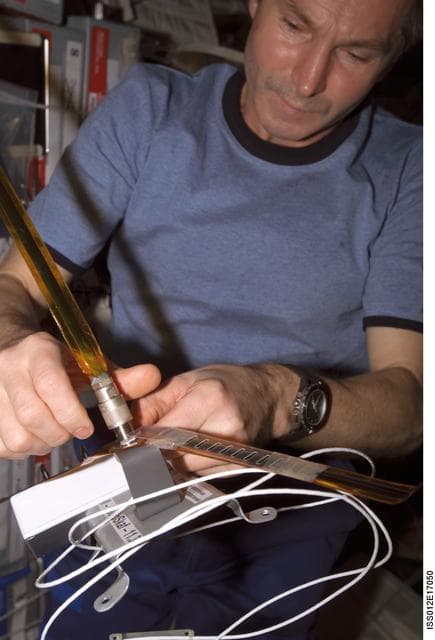 Tokarev assembles the RadioSkaf antenna during Expedition 12